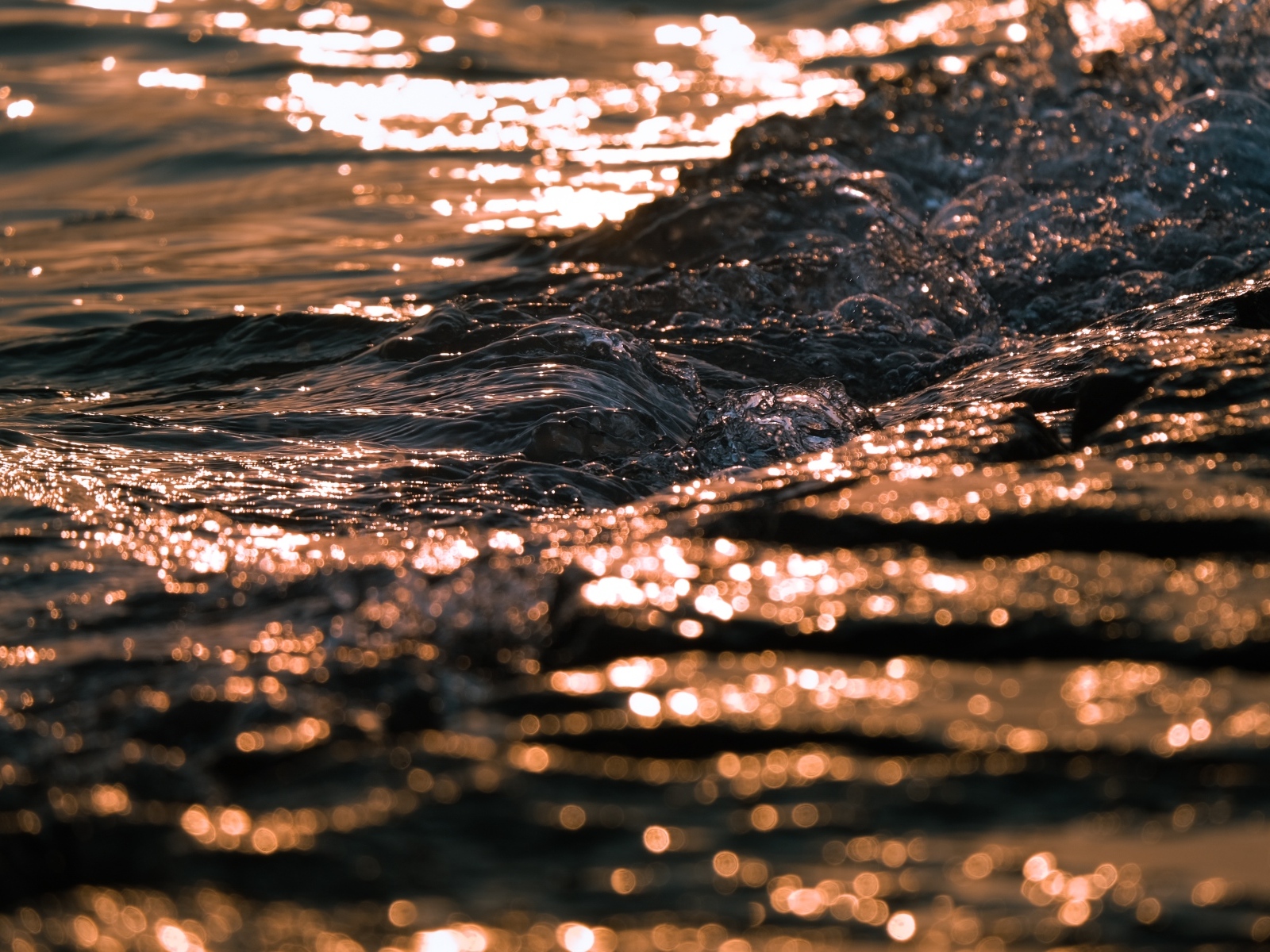 Морская вода с волнами крупным планом