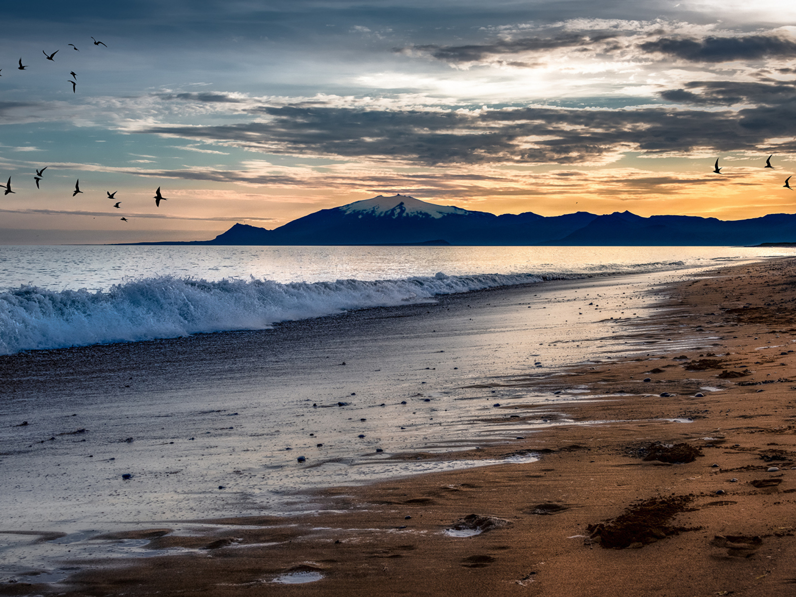 Пляж волна находка. Пляж волна Владивосток. Волны в сумерках фото. Пляж волна находка отзывы.