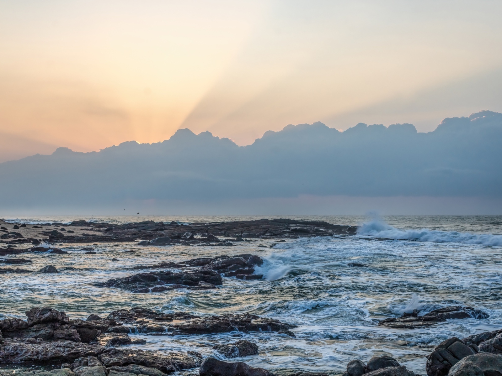 Восход солнца в облаках над морем