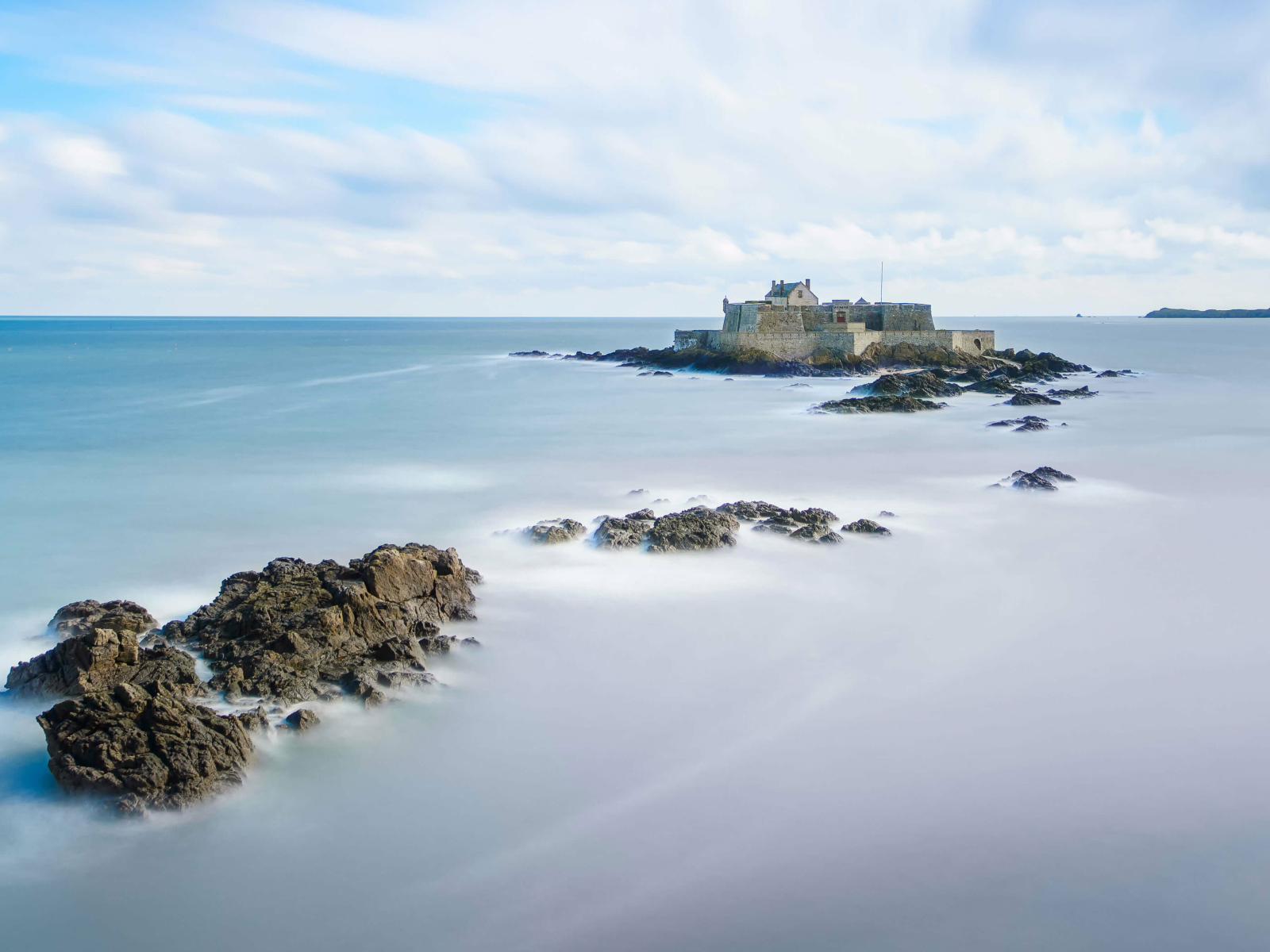 Крепость стоит на острове в море