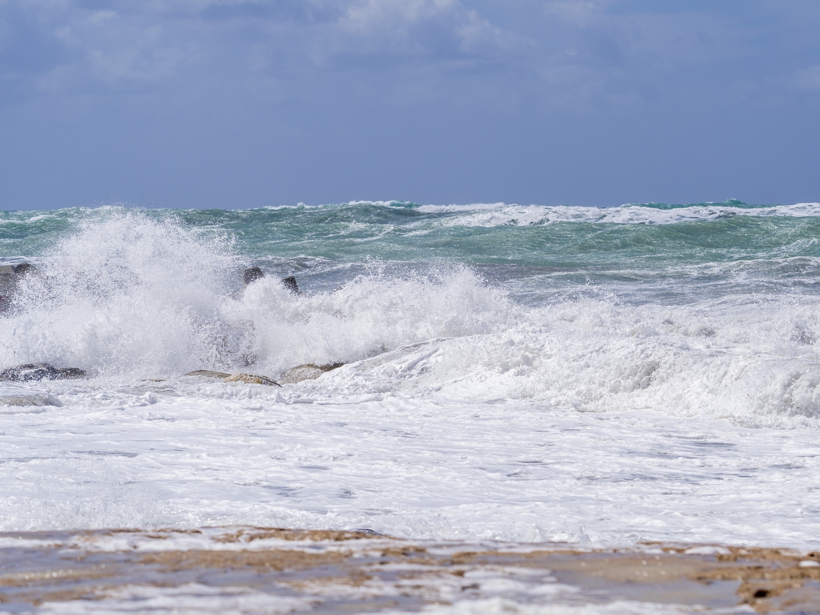Белая морская пена на берегу моря