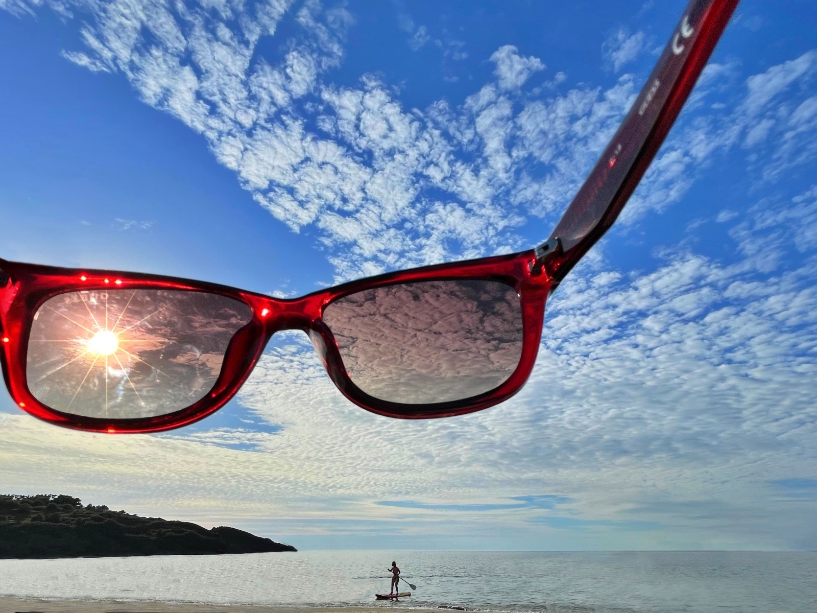 Солнечные очки на фоне неба летом