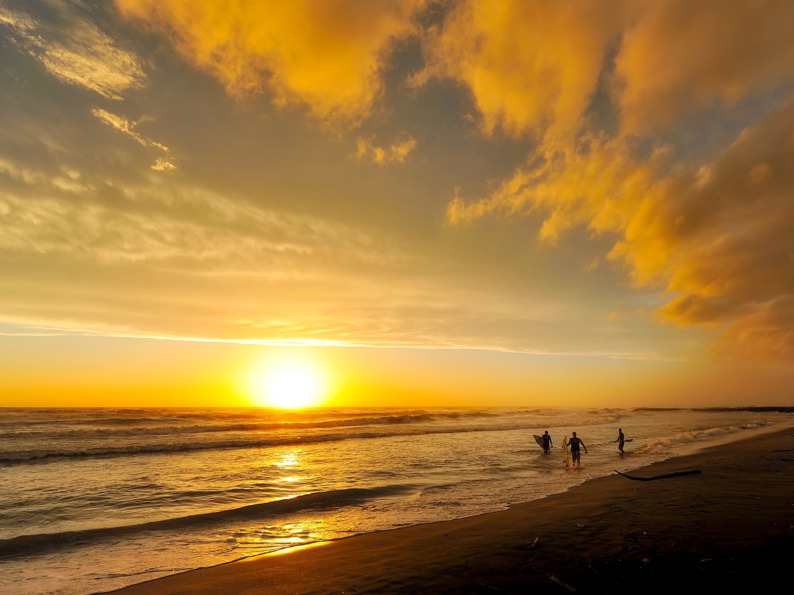 Красивый низкий закат солнца над морем