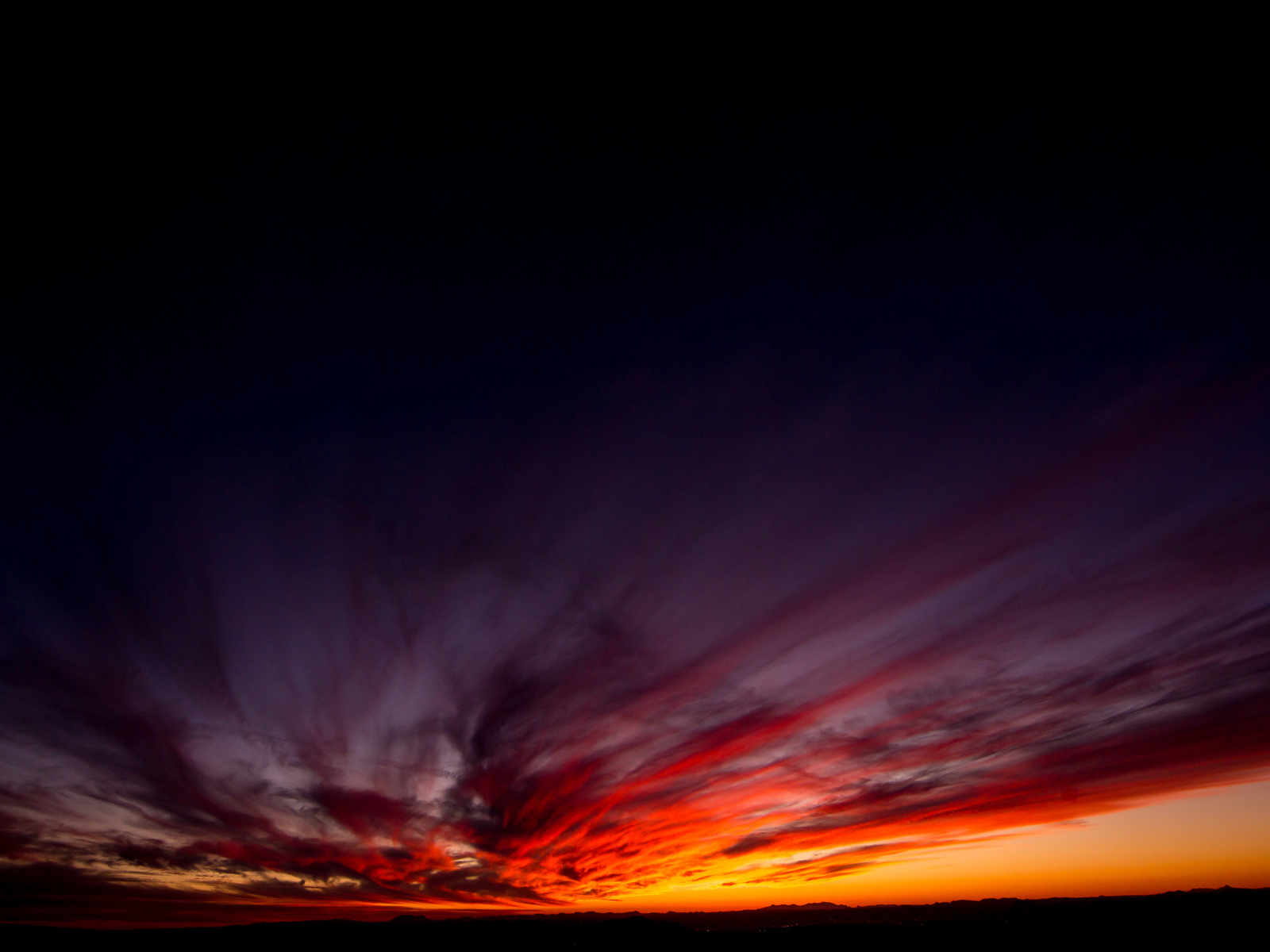 Красивый красный закат в темном небе