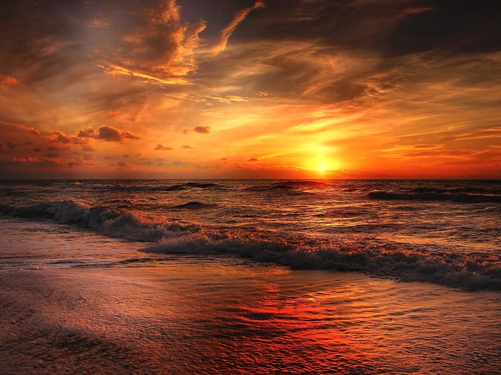 Красивый закат в небе над морем летом