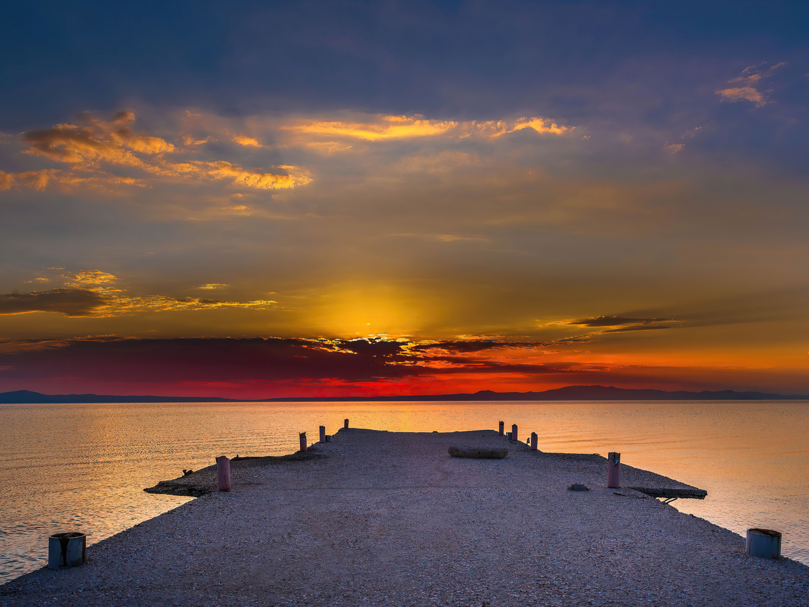 Мост у морского залива на закате солнца