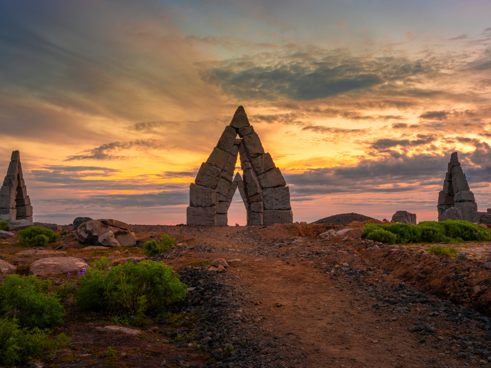Каменные арки на фоне красивого неба на закате солнца