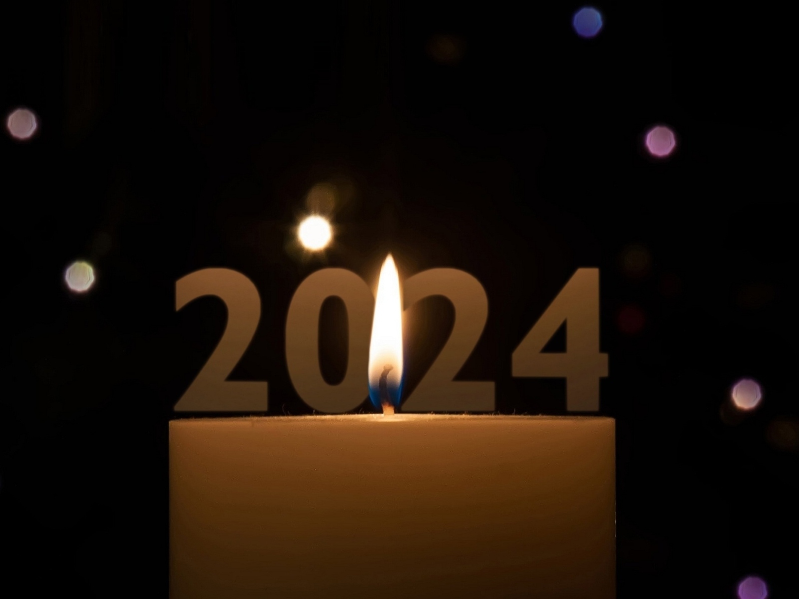 Свеча с цифрами 2024 на черном фоне