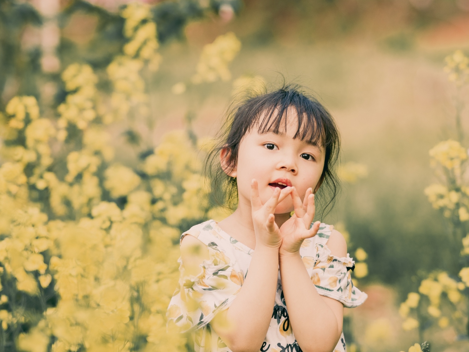 Девочка азиатка в желтых цветах