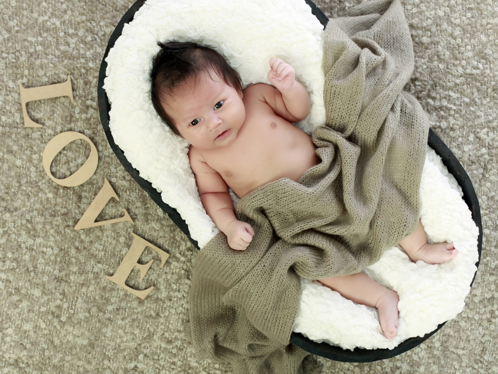 Красивый малыш с надписью любовь