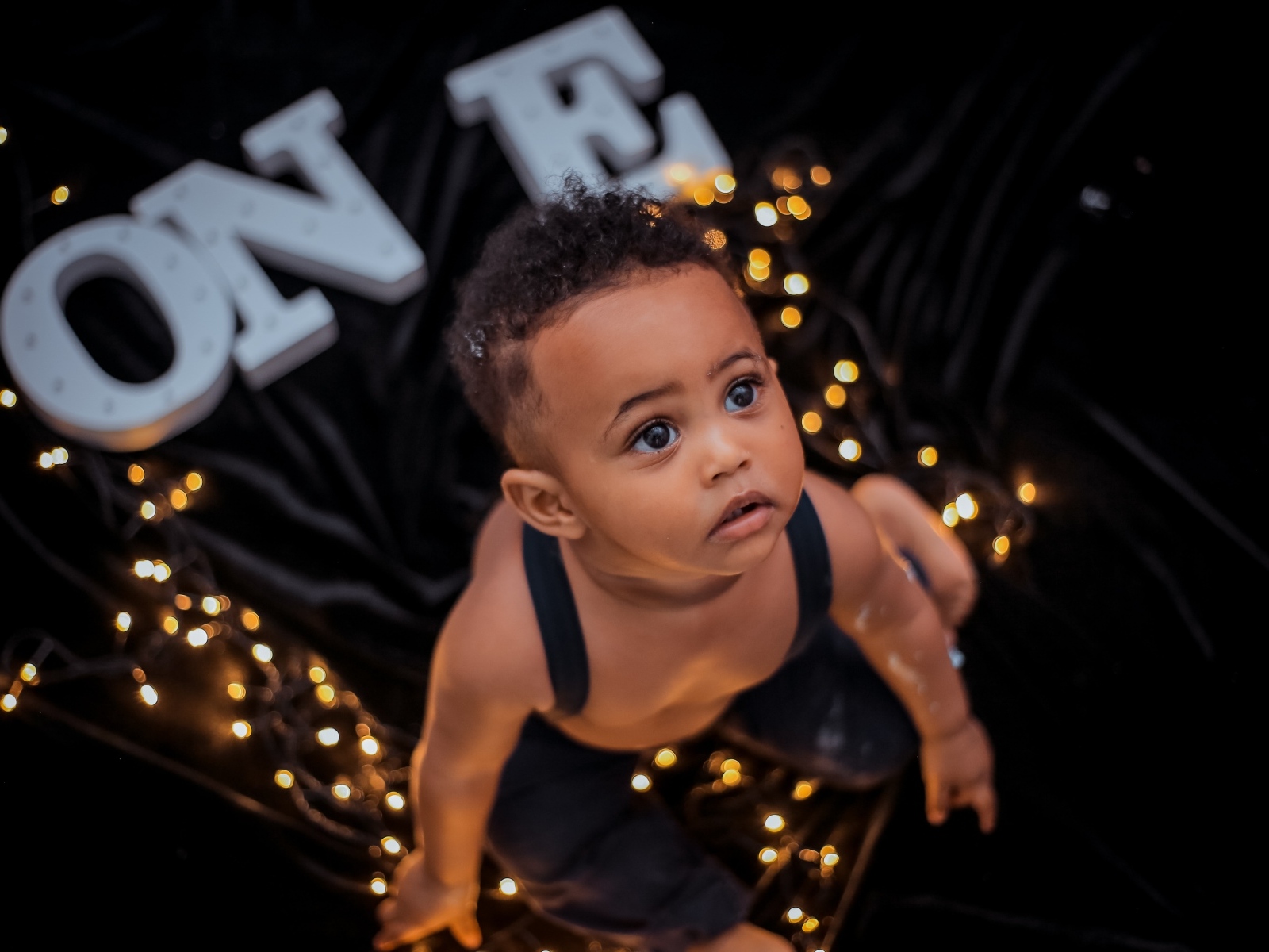 Красивый ребенок с гирляндой