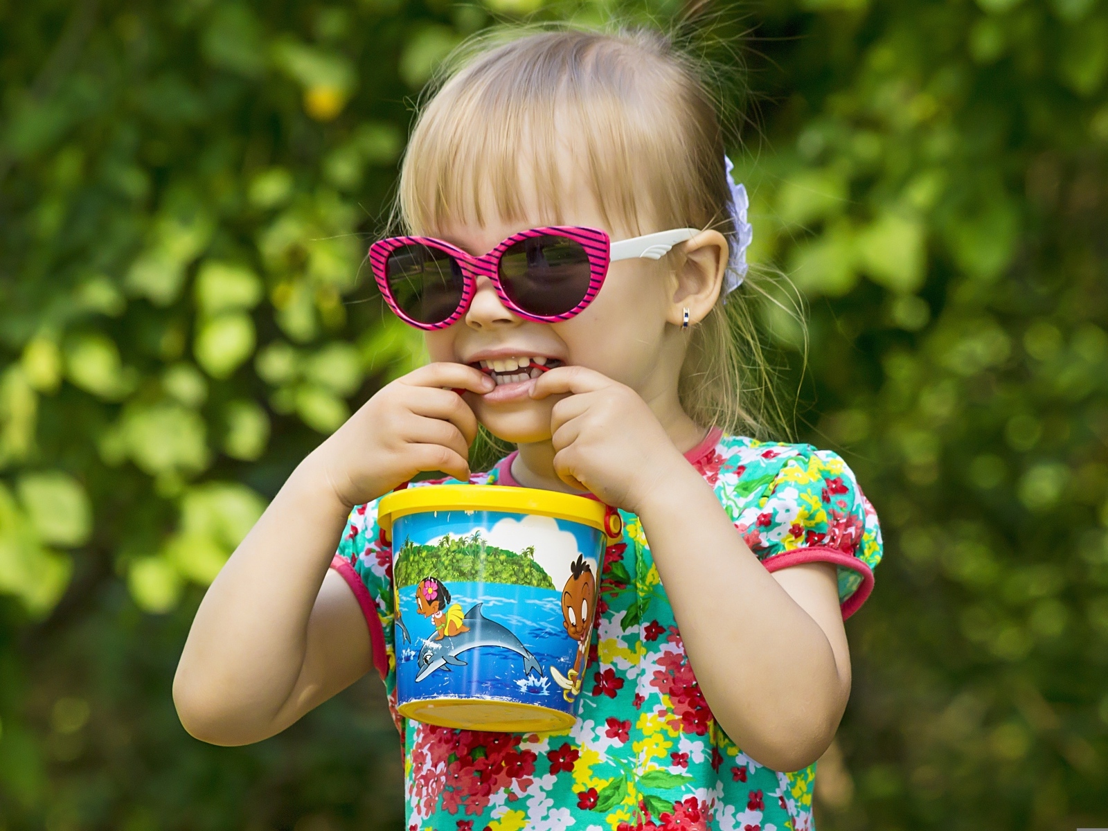 Красивая маленькая девочка в очках