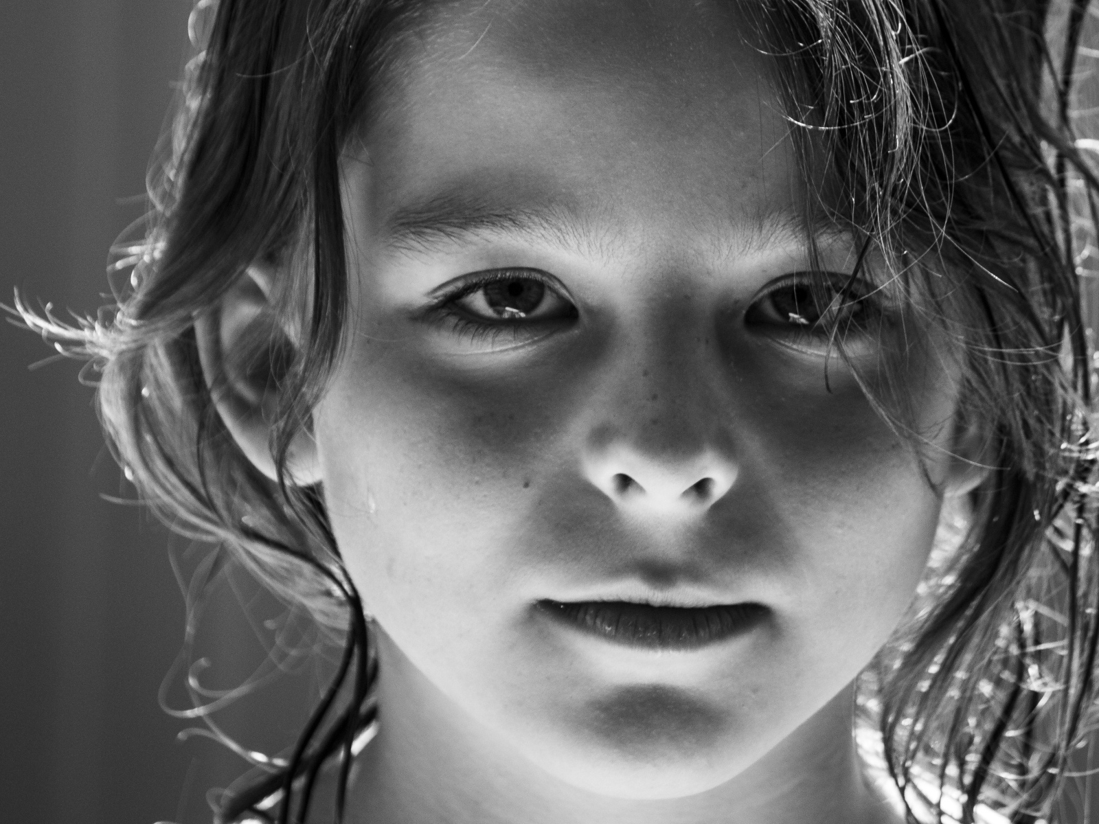 Черно-белое фото маленькой грустной девочки