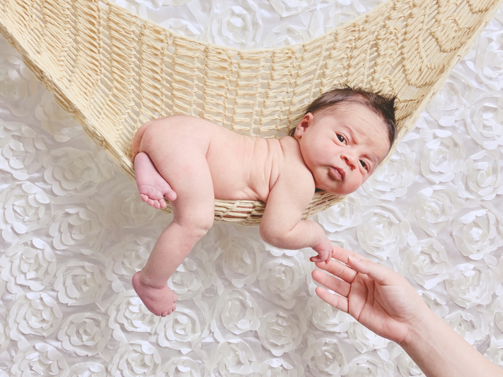 Ребенок лежит в гамаке 