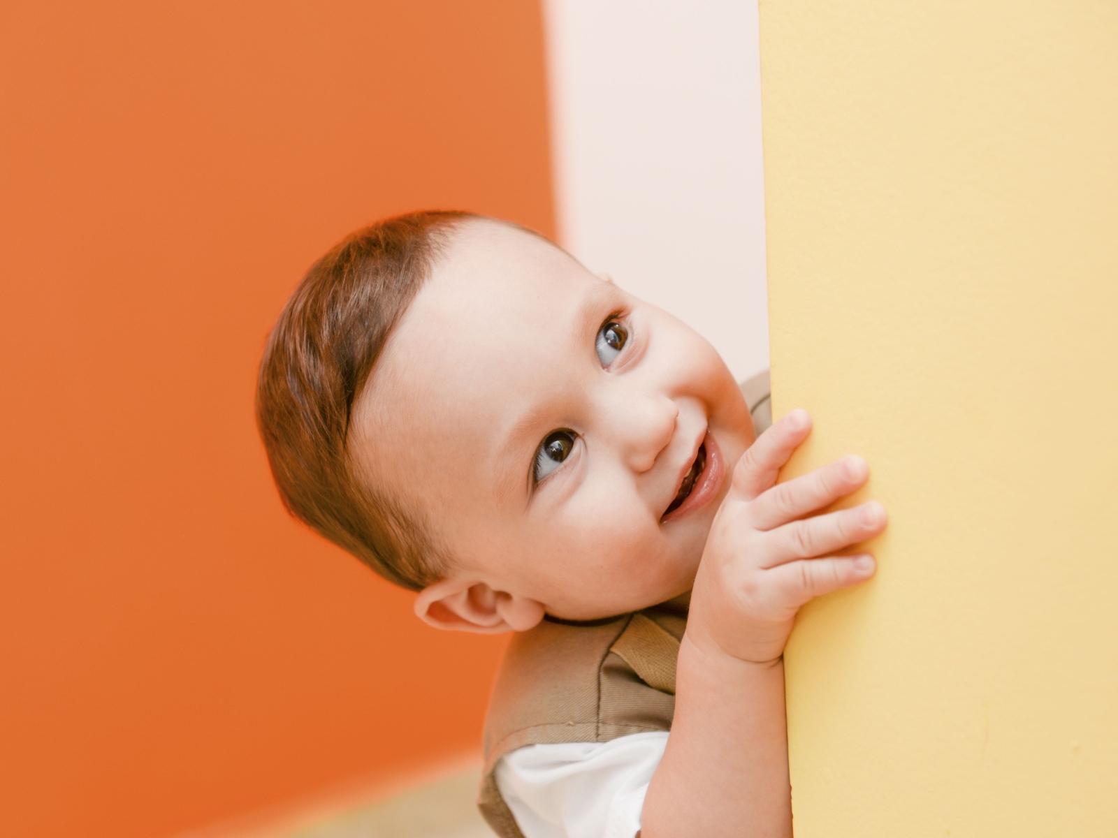 Любопытный маленький ребенок