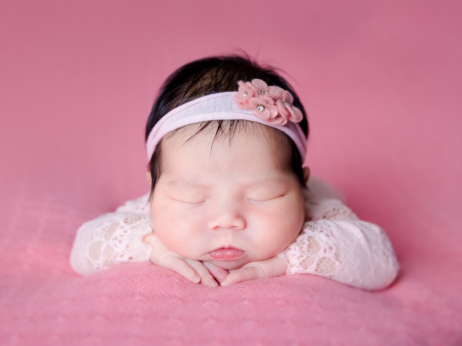 Милая спящая девочка азиатка с ободком на голове