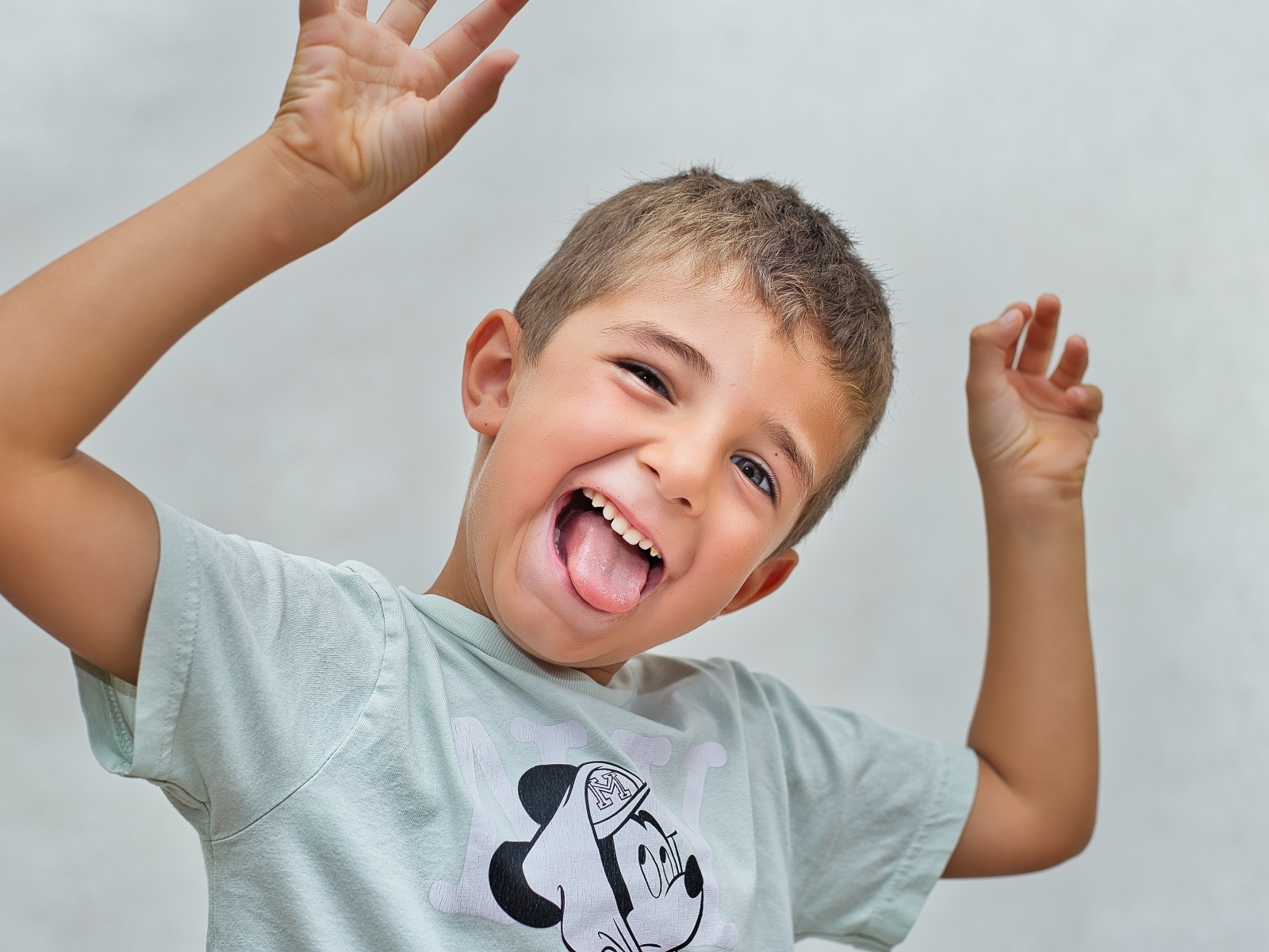 Смешной мальчик высунул язык