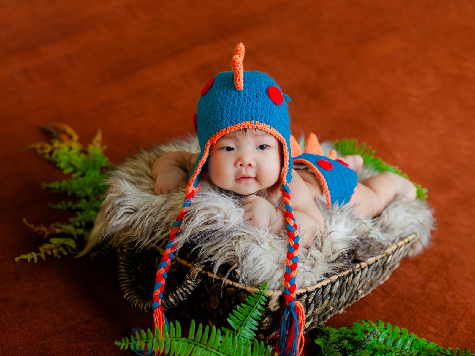 Маленький ребенок в смешной вязаной шапке