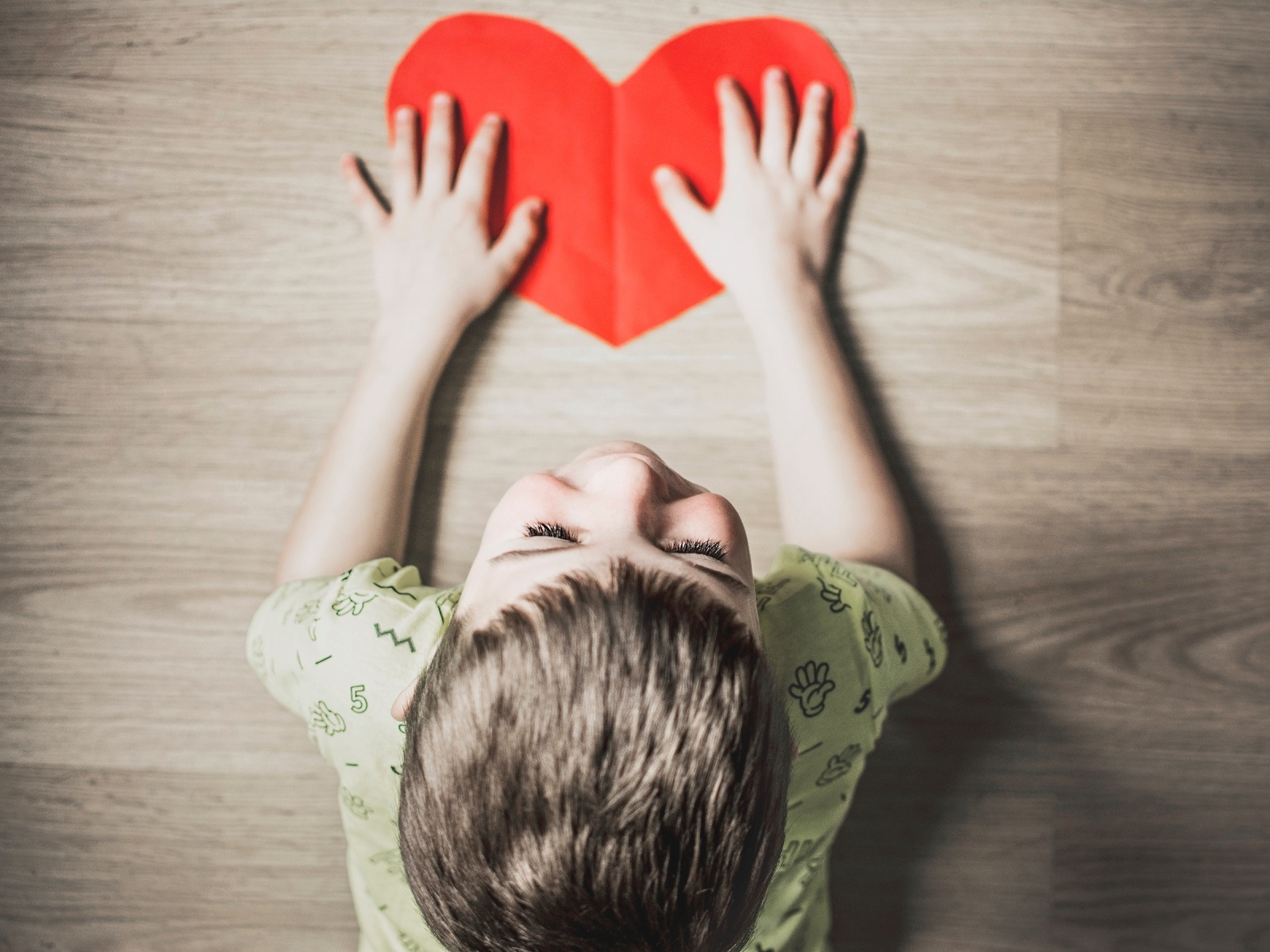 Маленький ребенок с красным сердцем