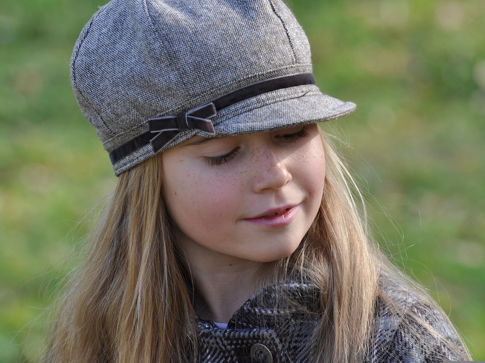 Маленькая девочка в серой кепке
