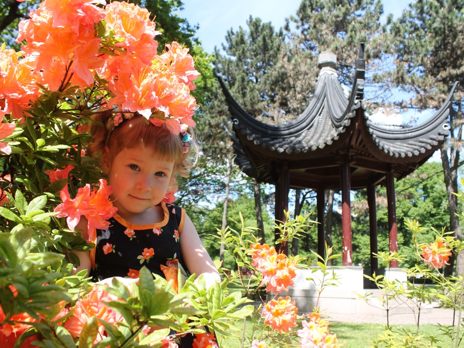 Маленькая девочка в цветах