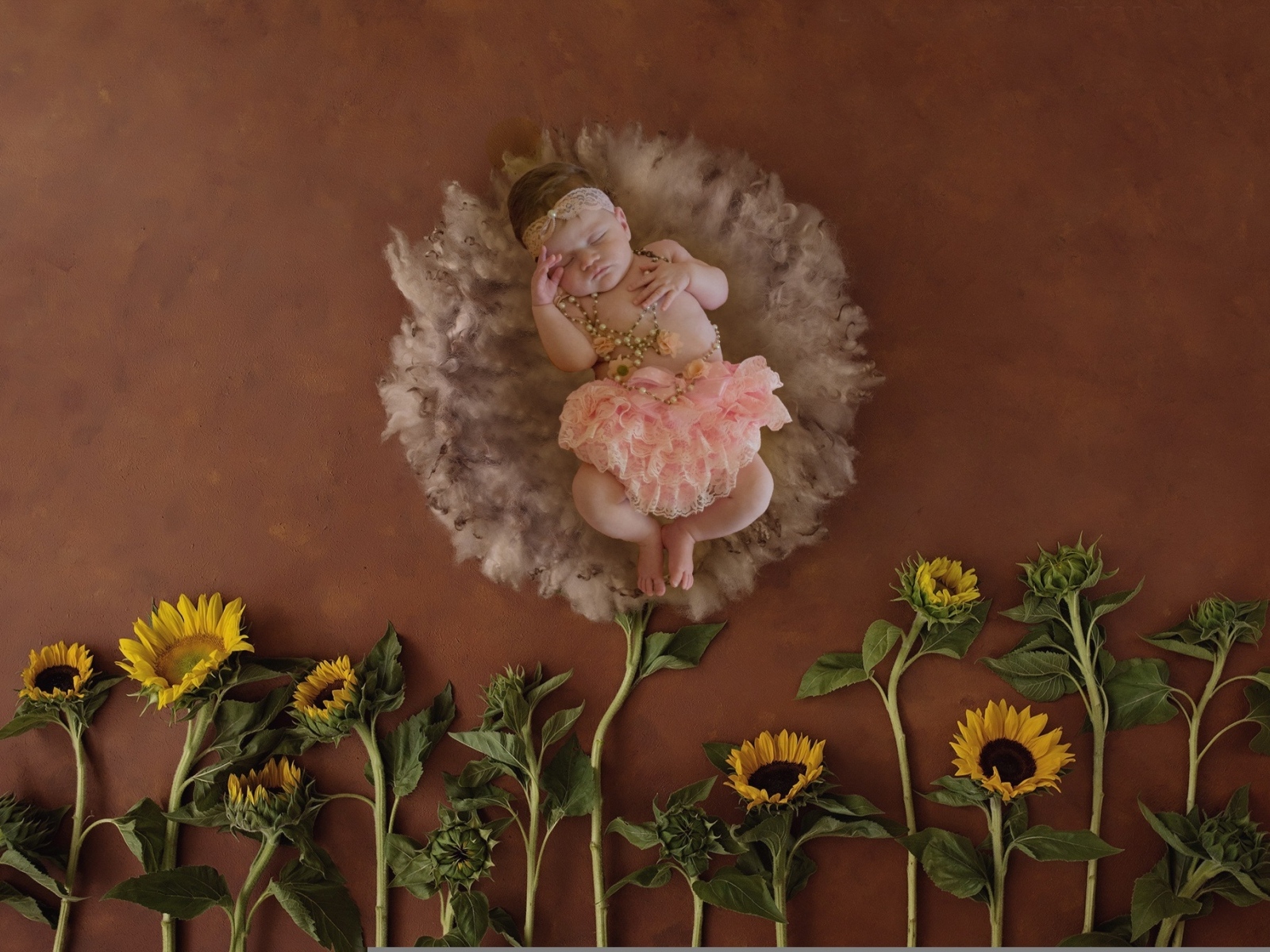 Маленькая девочка с цветами подсолнуха