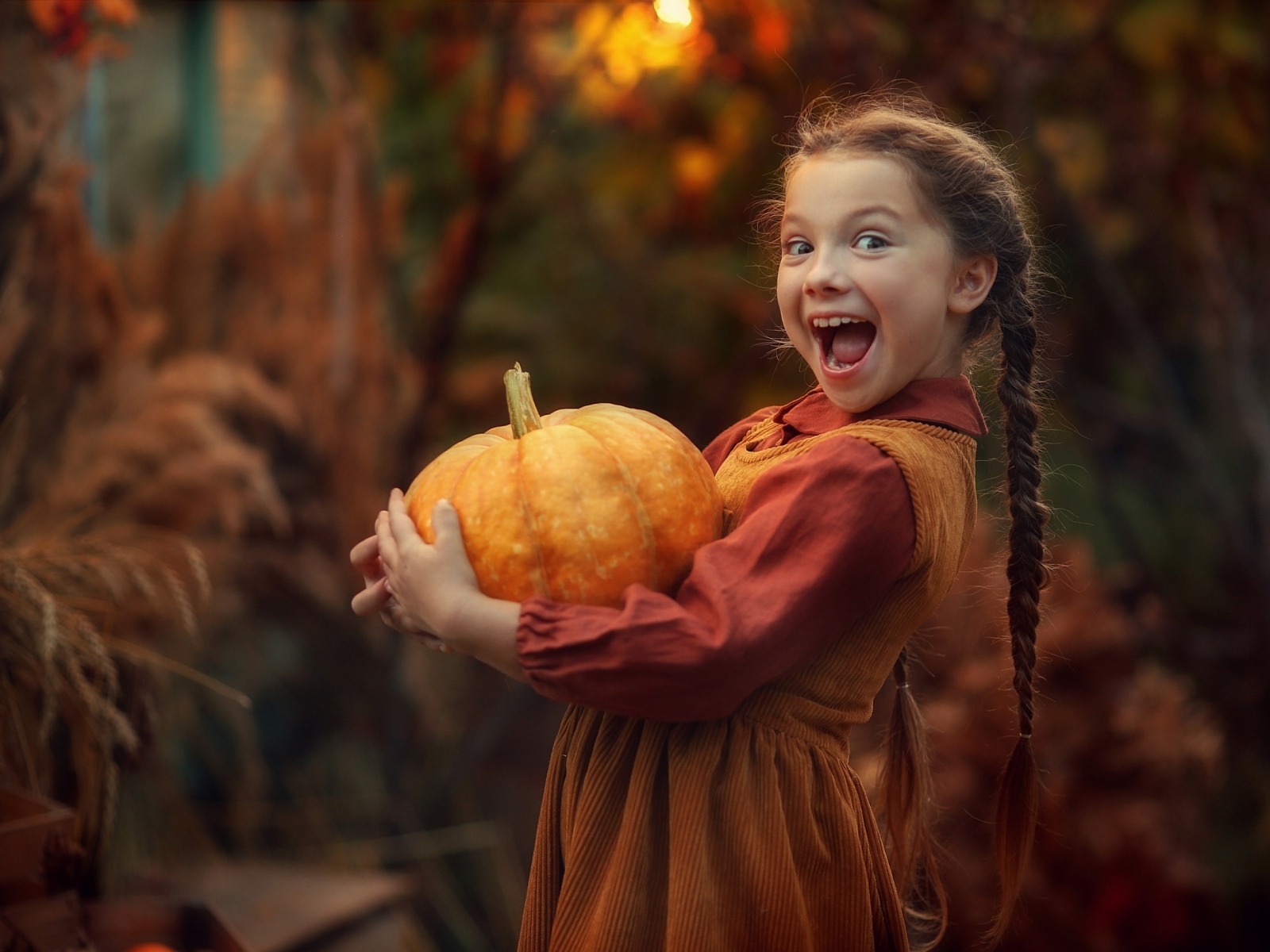 Маленькая рыжеволосая девочка с тыквой
