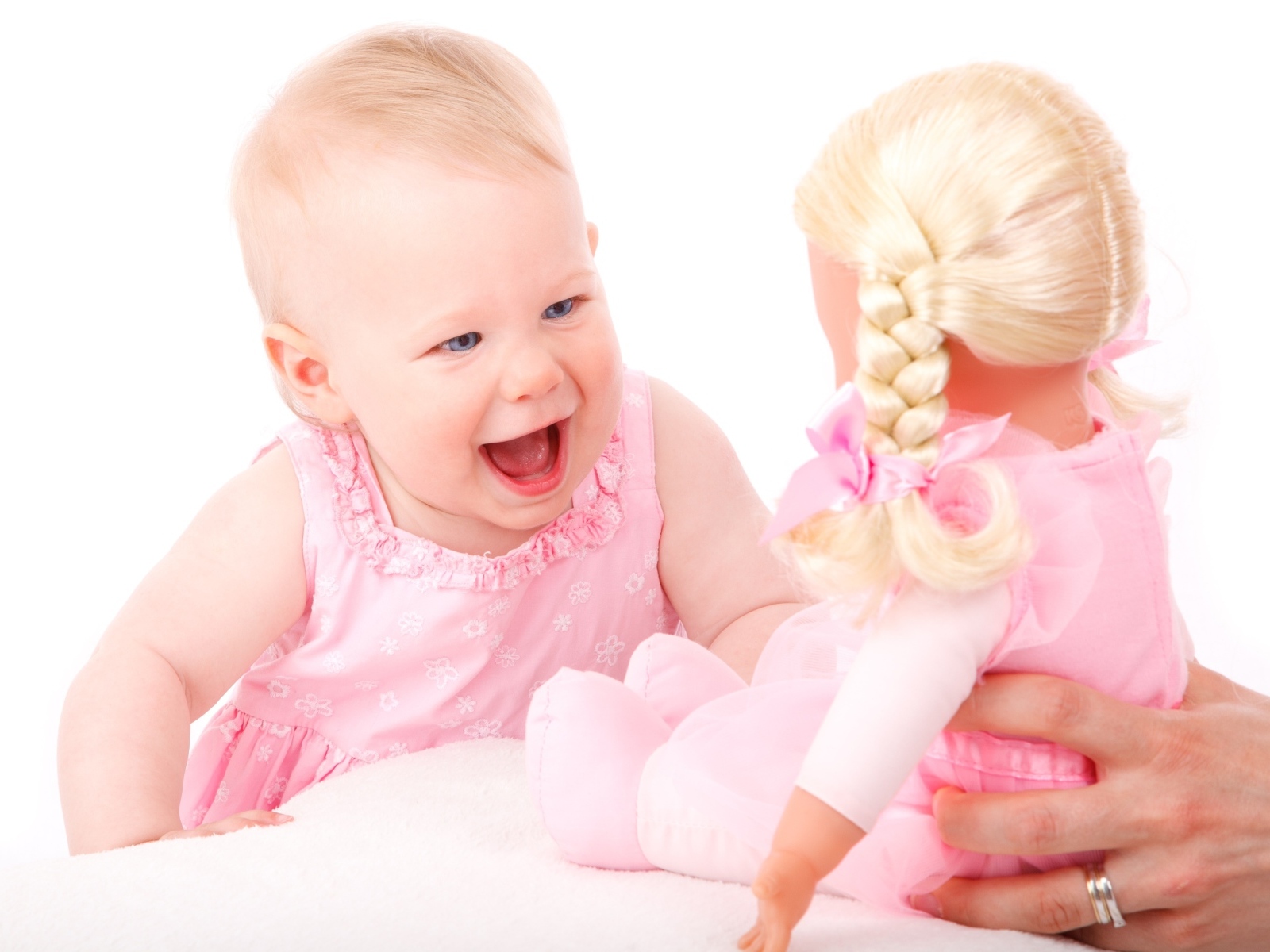 Маленькая улыбающаяся девочка с куклой