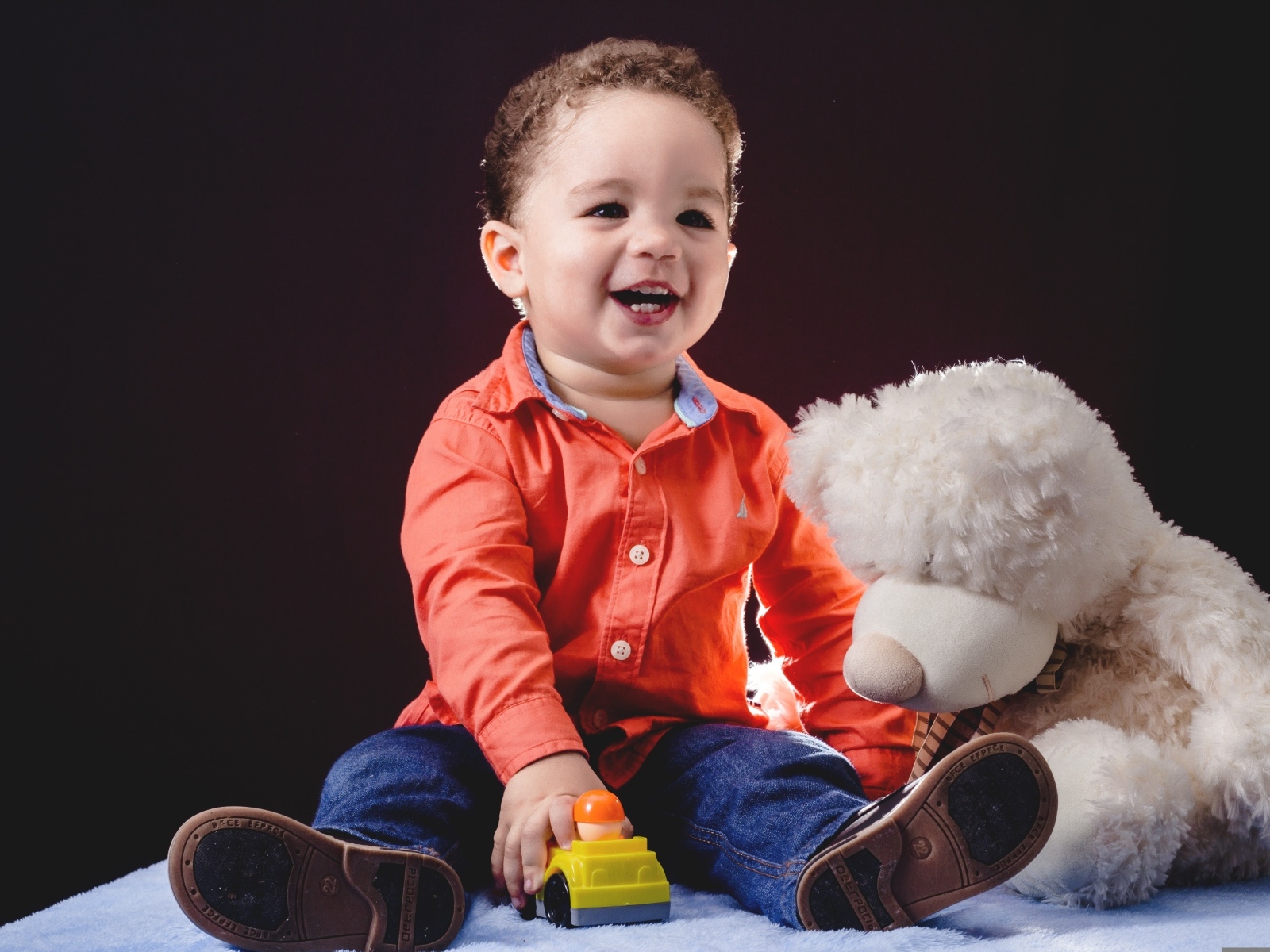 Улыбающийся мальчик с игрушечным медведем