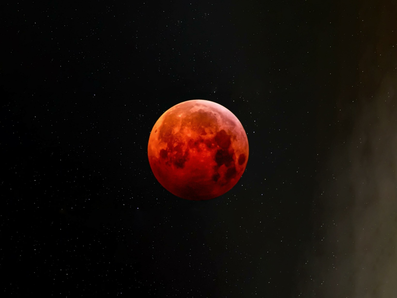Большая красная луна в звездном небе