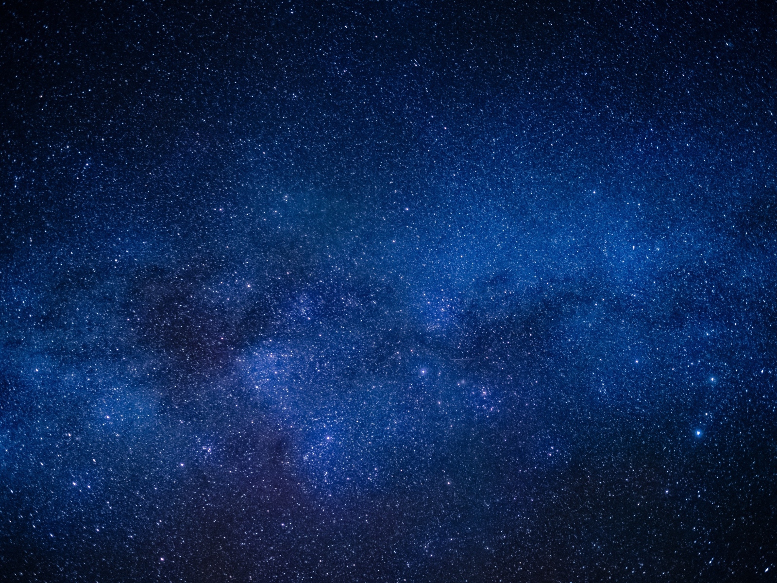 Млечный путь и яркие ночные звезды в небе