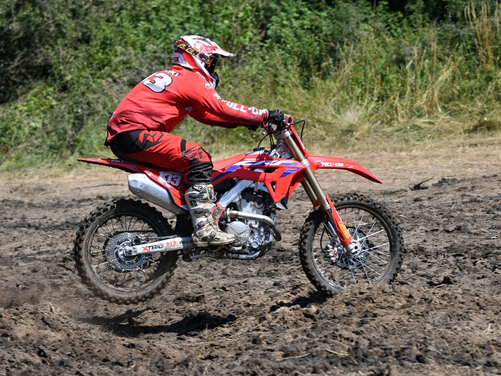 Мужчина на мотоцикле едет по бездорожью