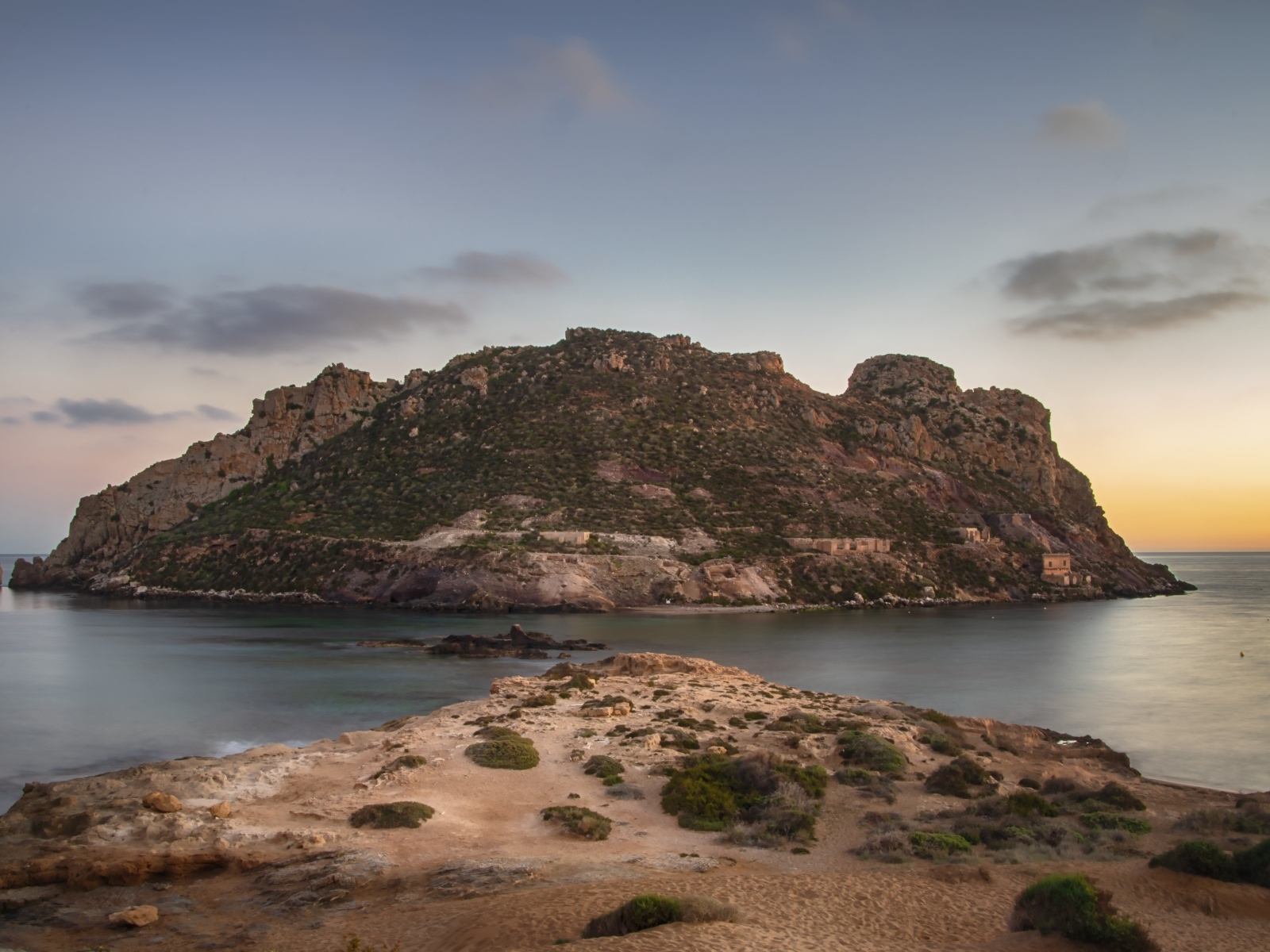 Красивый вид на скалу в море, Исландия