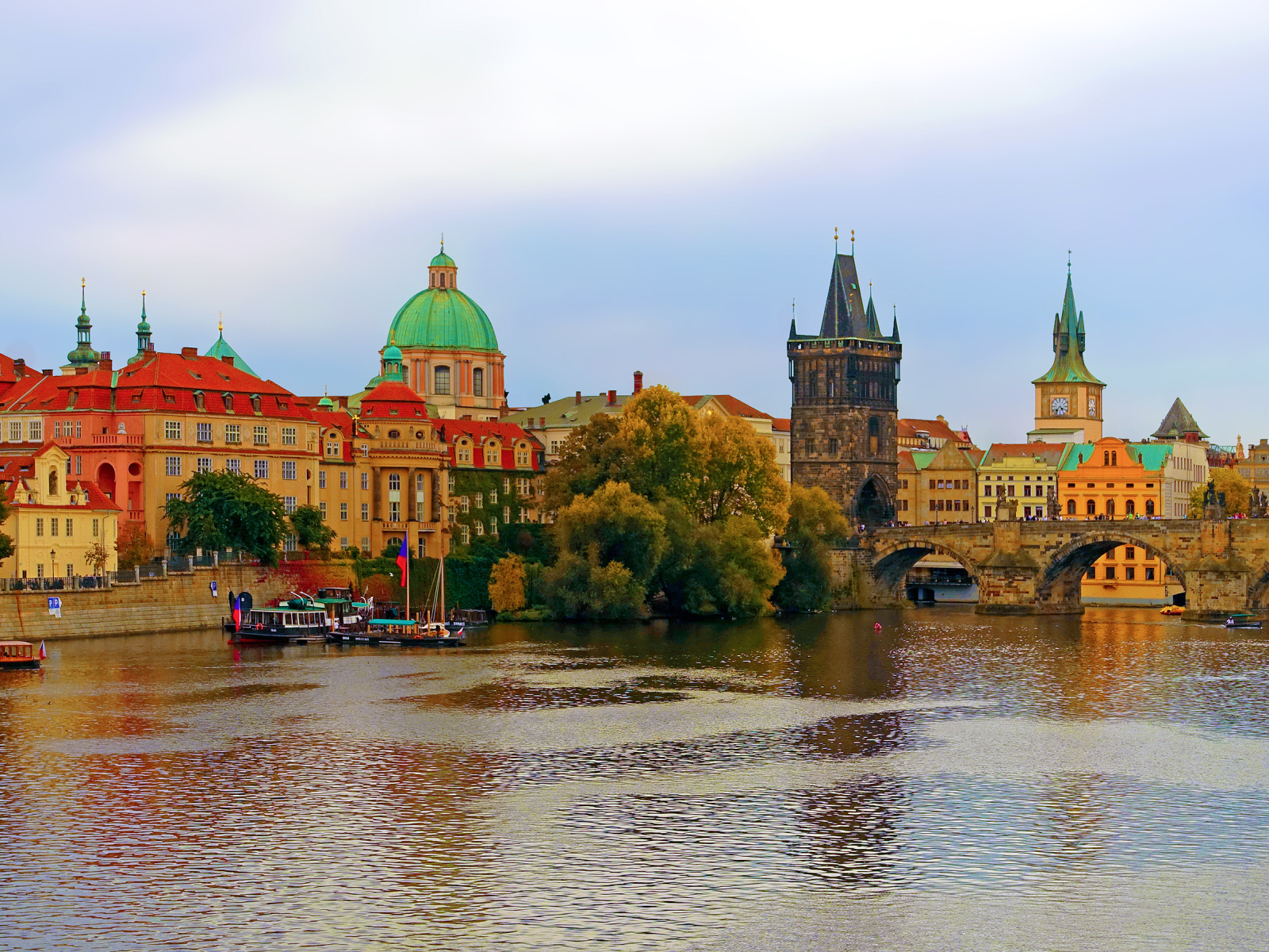 Красивый вид на дома в городе Прага, Чехия