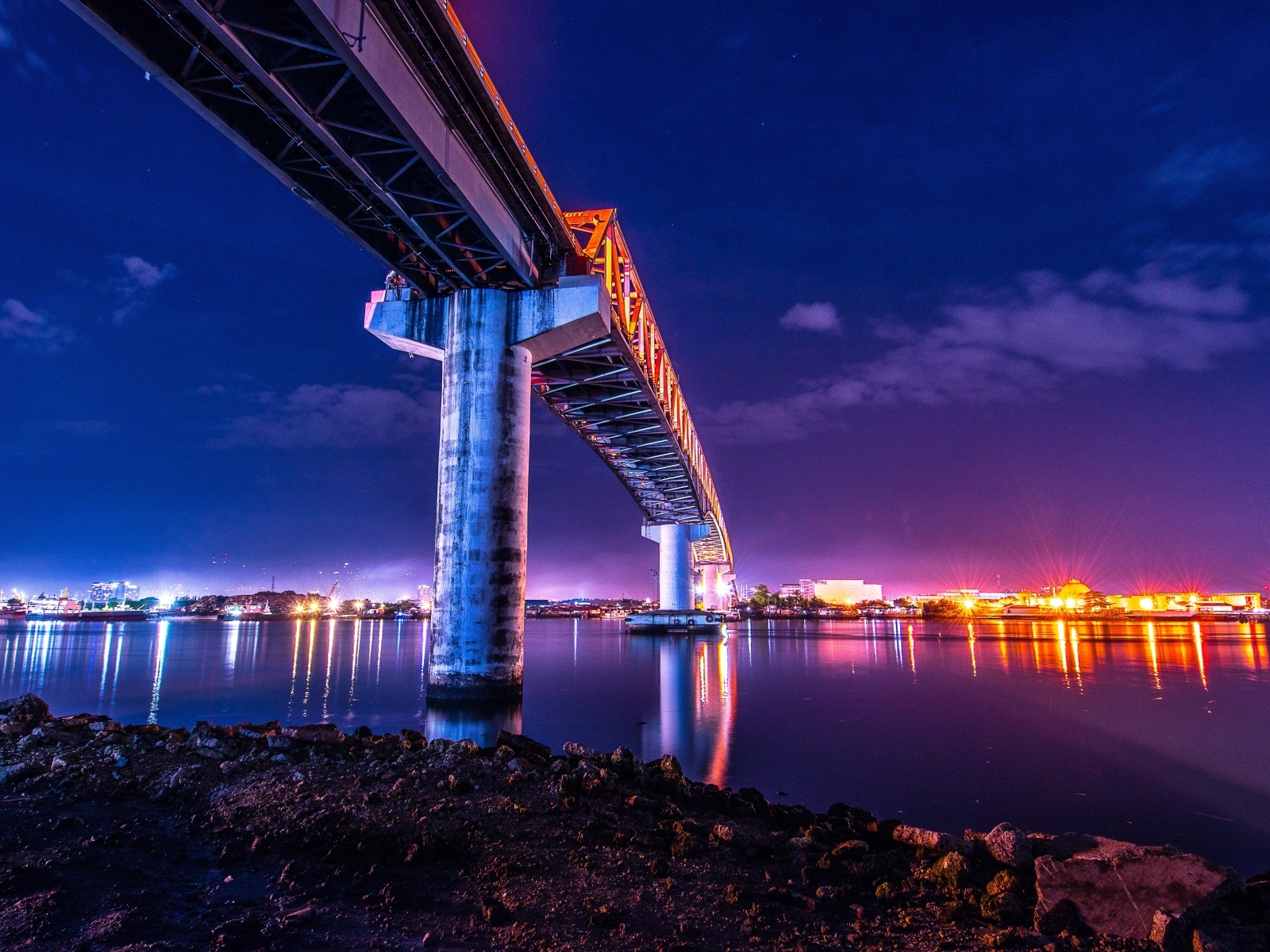 Высокий мост над рекой ночью, Филиппины