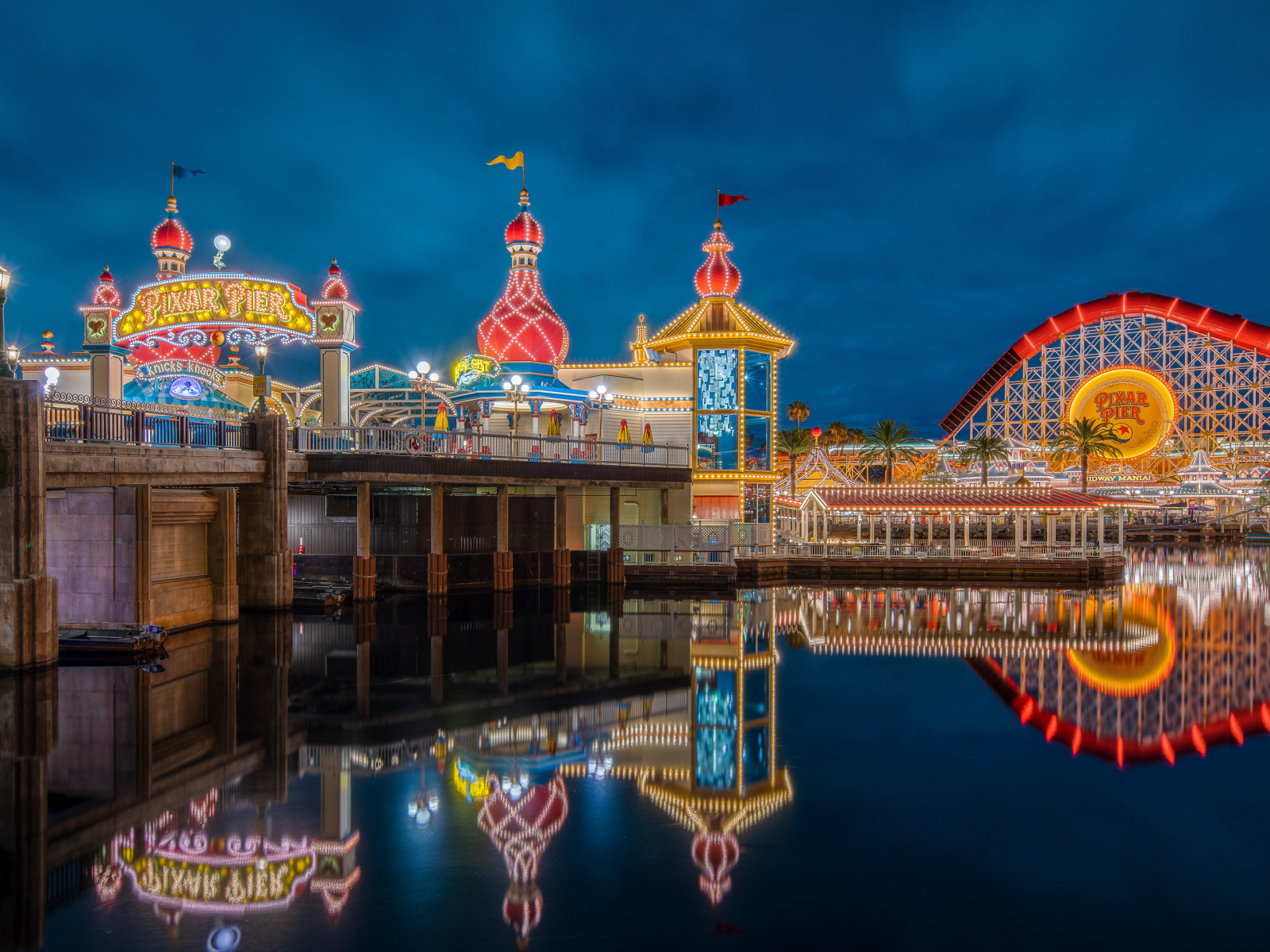 Красивая территория парка Пиксар Пир