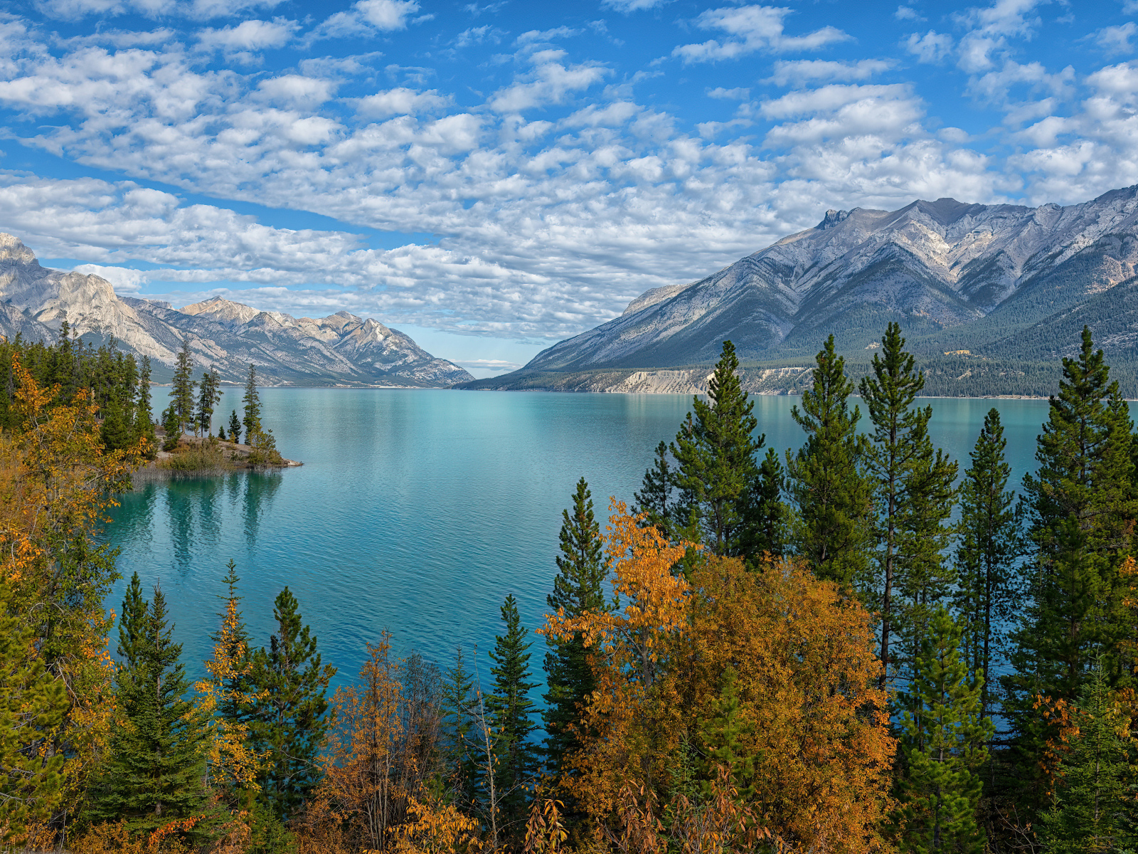 Красивое горное озеро Абрахам, Канада