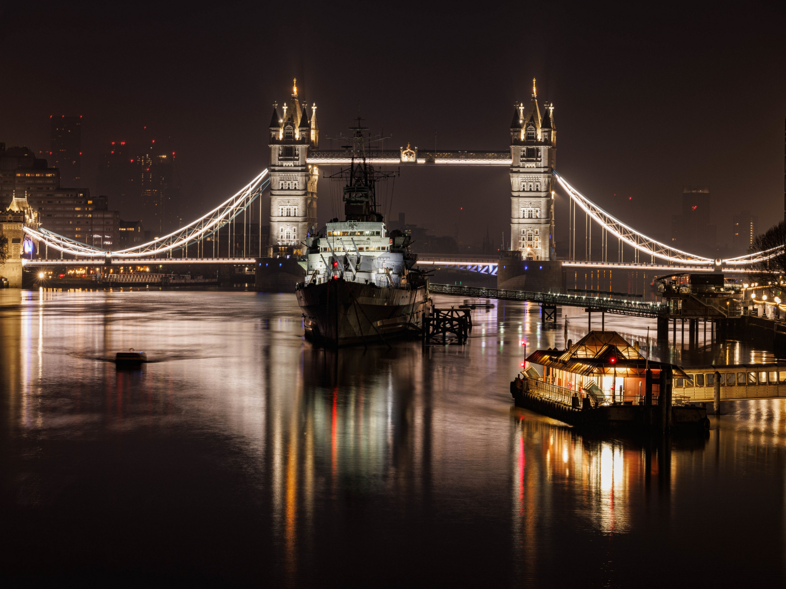 Корабль на реке у старого моста ночью, Лондон. Англия