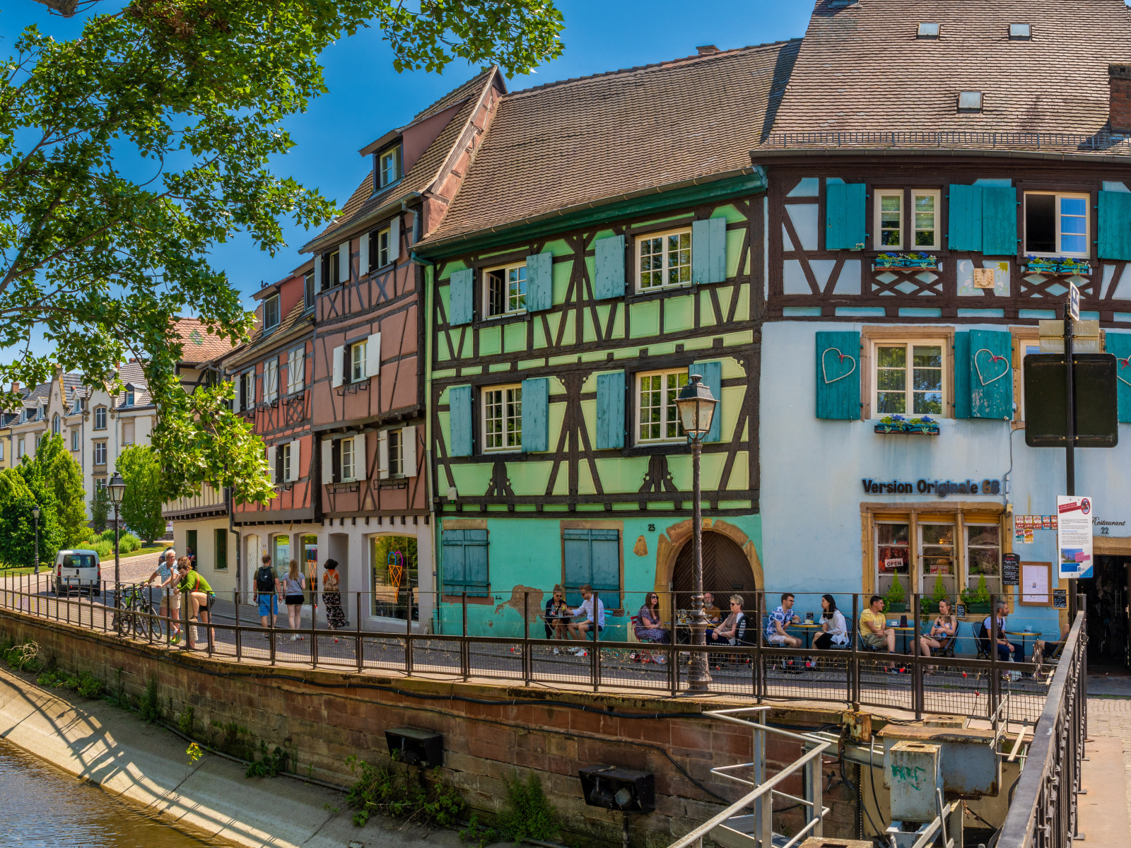 Красивые разноцветные дома у водного канала, Франция