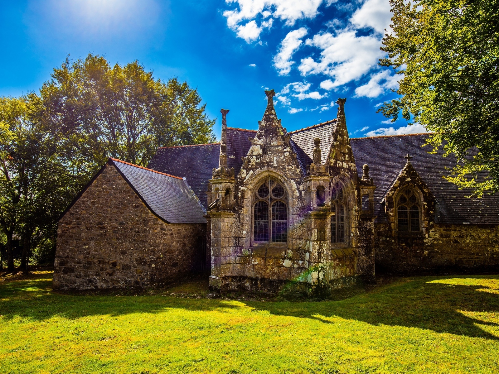 Старый каменный дом в парке, Франция