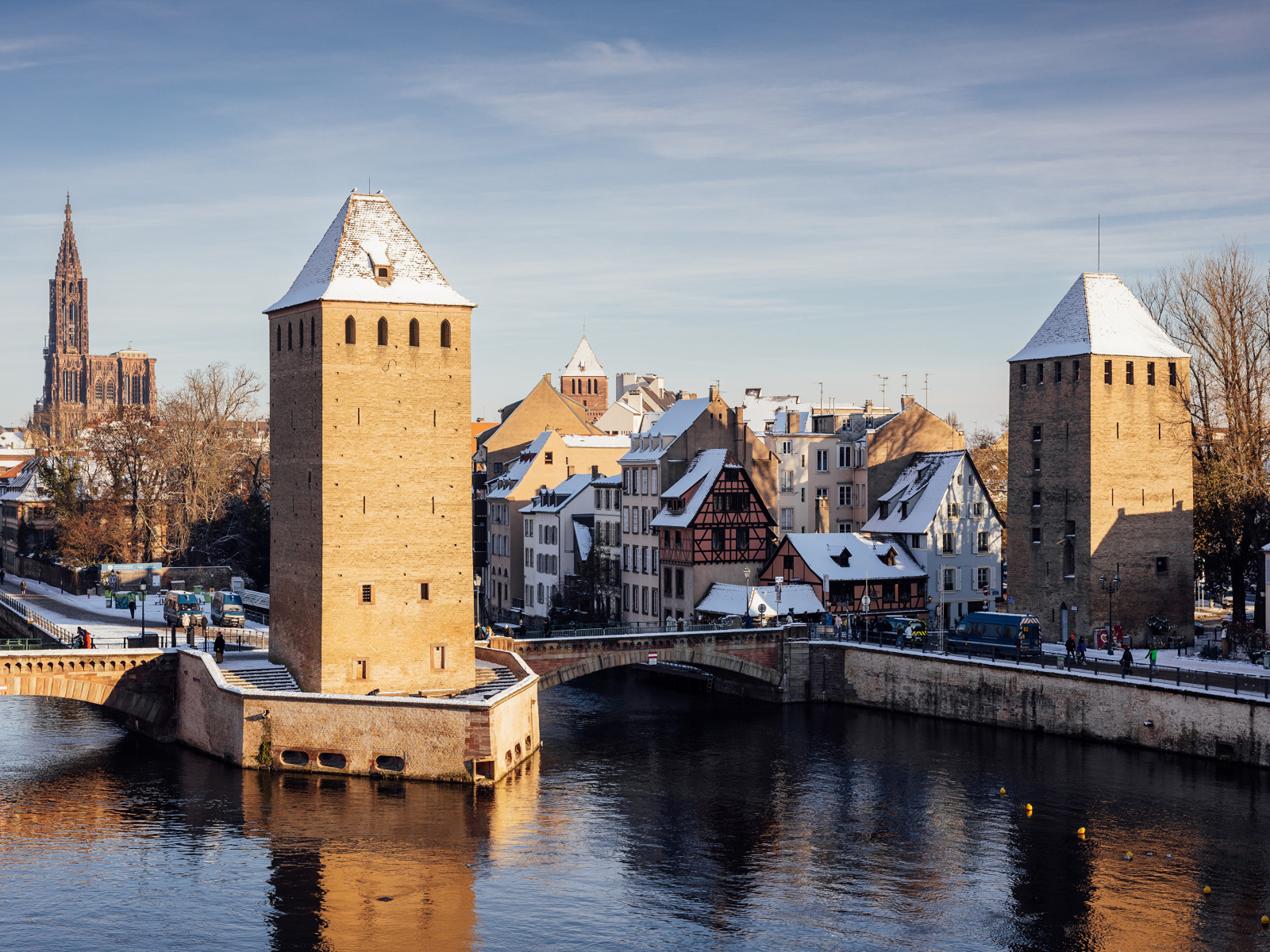 Река и дома в городе Страсбург, Франция
