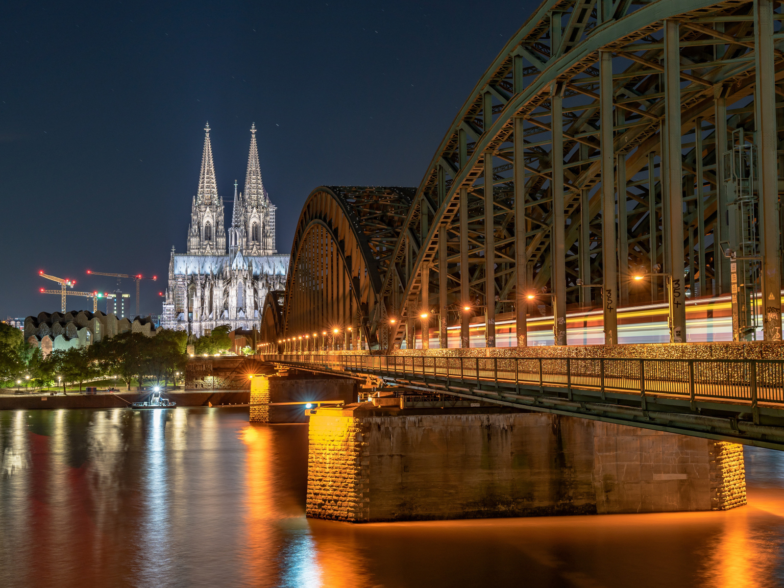 Мост через реку и замок в городе Кельн, Германия