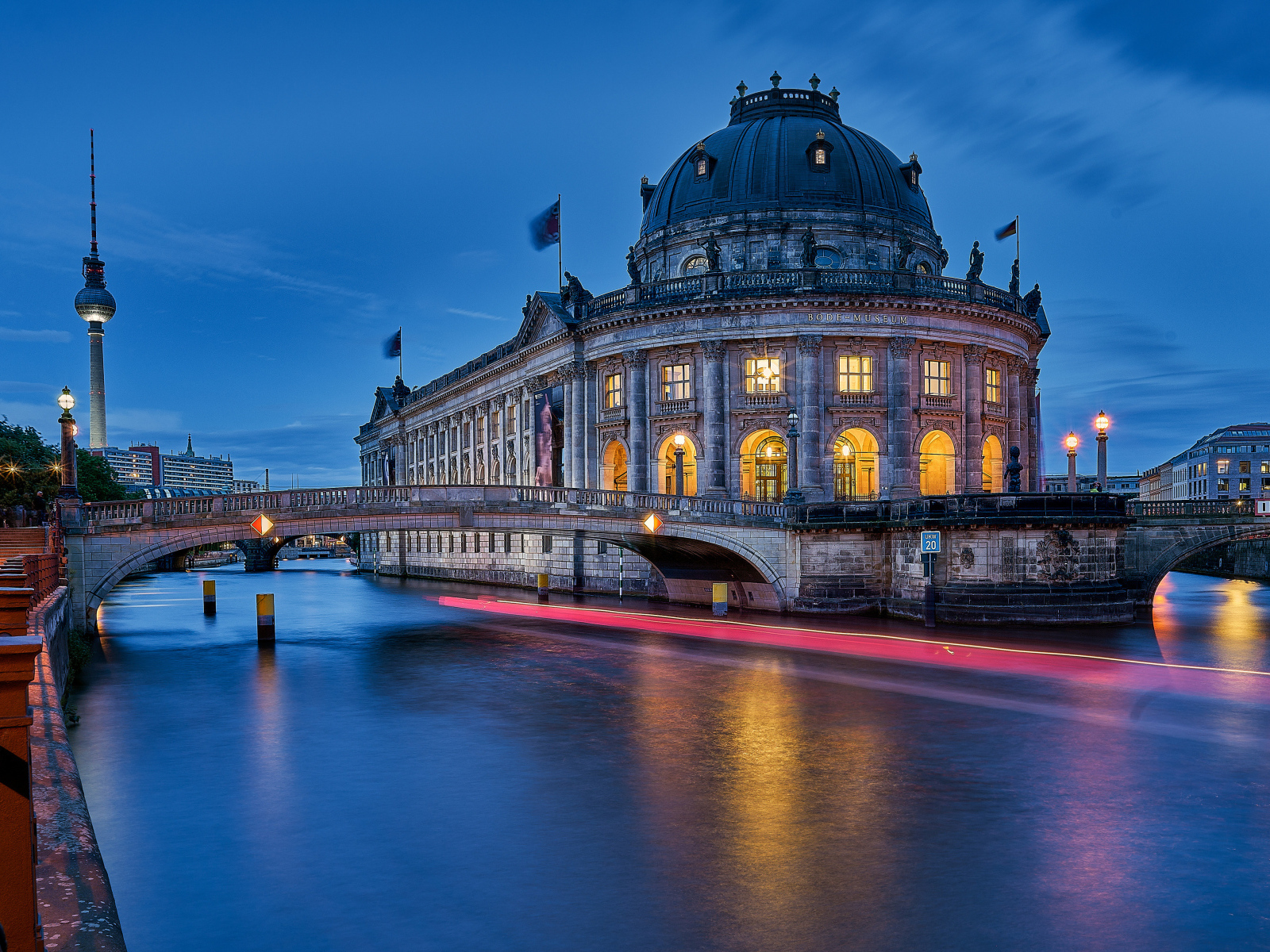 Старинный Музей Боде у воды, Берлин. Германия