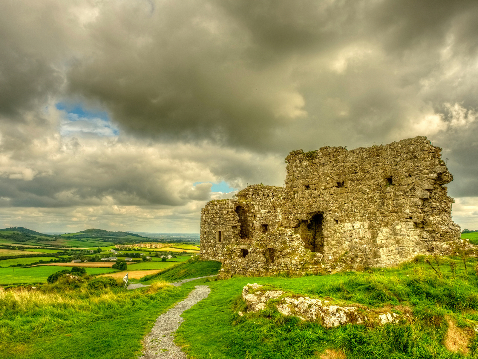 Развалины замка Дунамаз, Ирландия