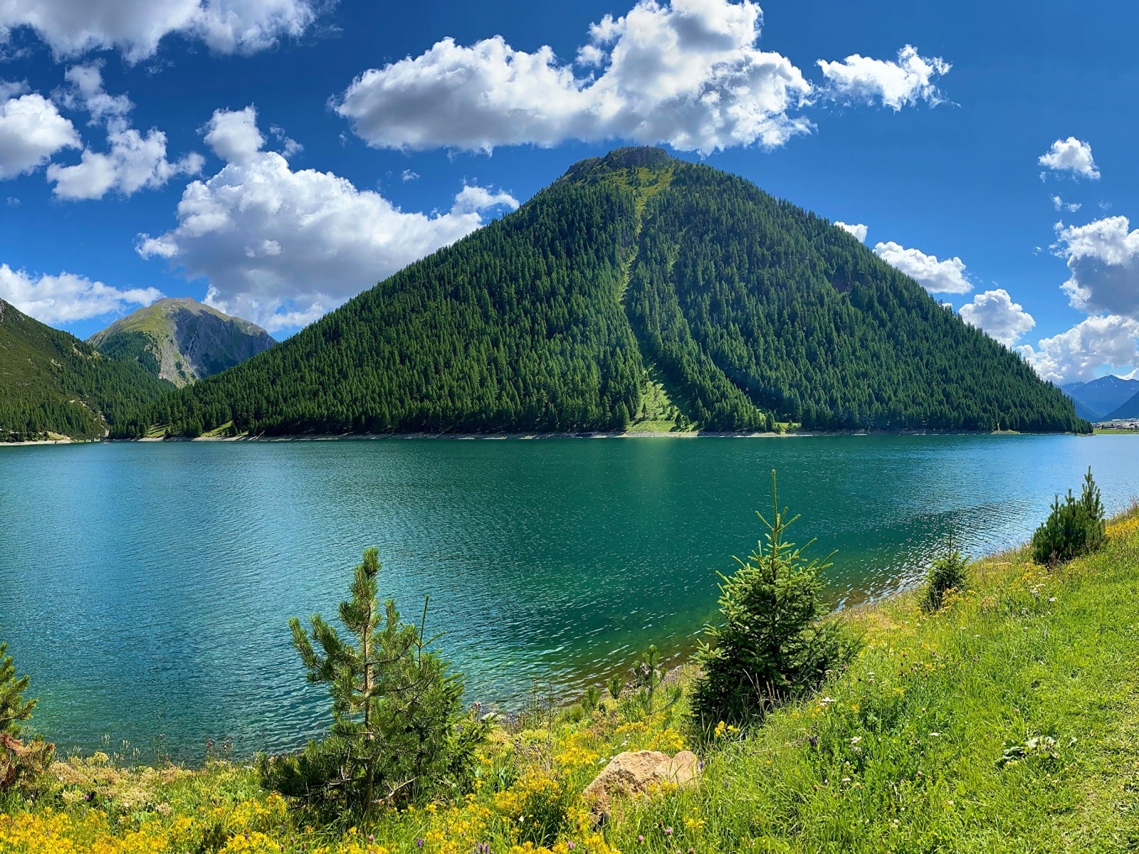 Водохранилище Lago di Livigno у гор, Италия