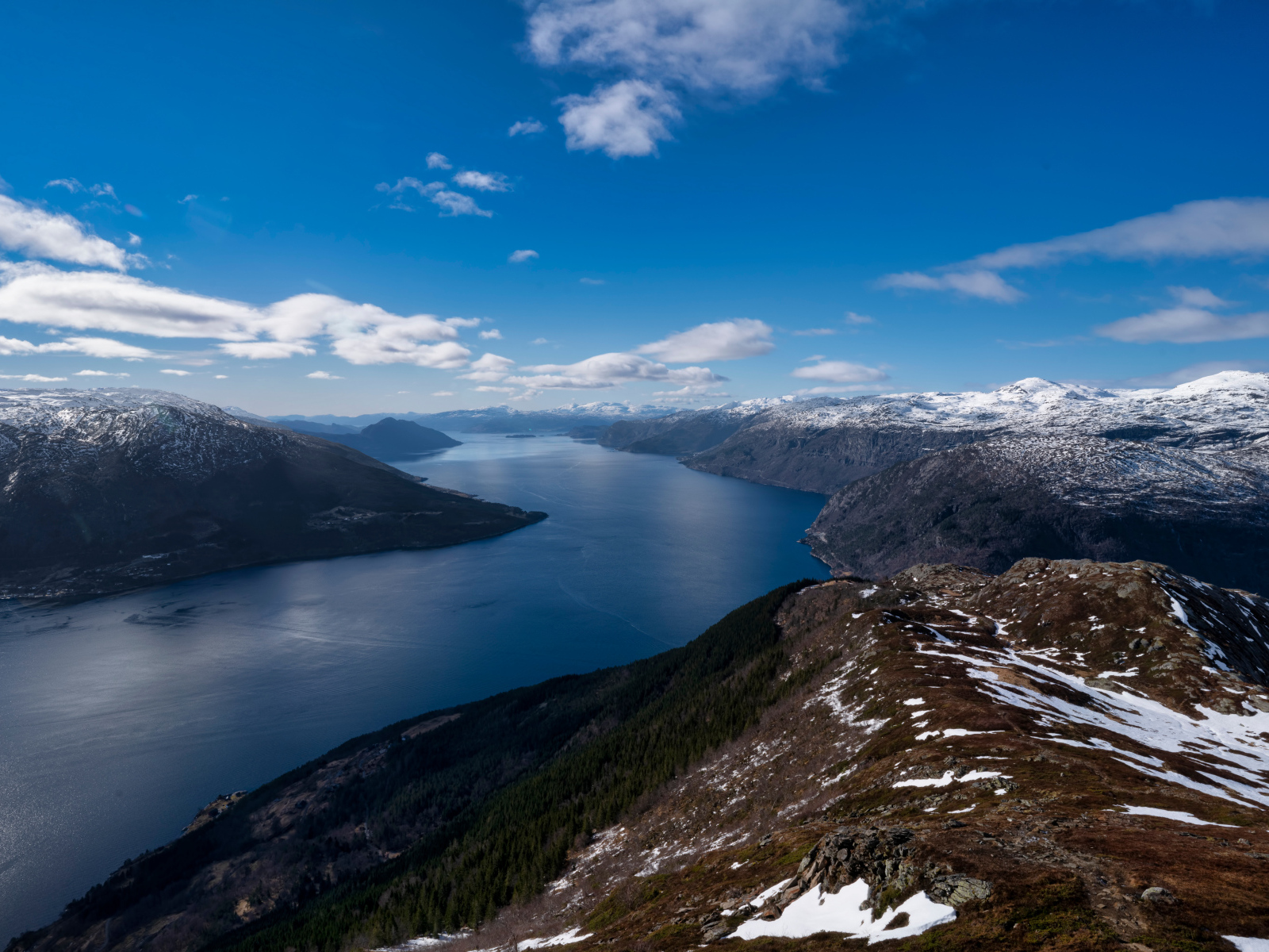 Красивый вид на фьорд и горы, Норвегия