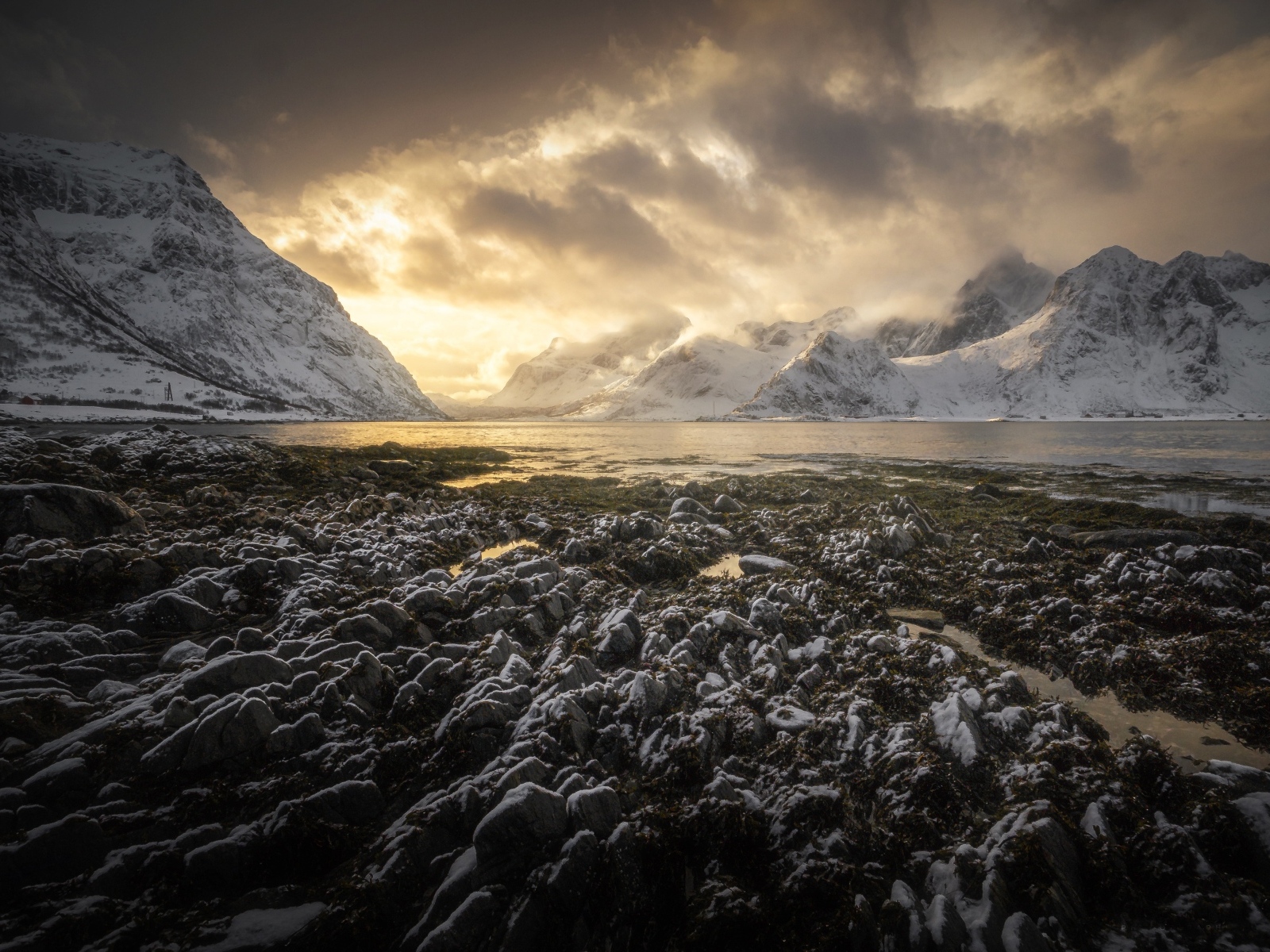 Заледеневший берег залива в горах, Лофотенские острова Норвегия