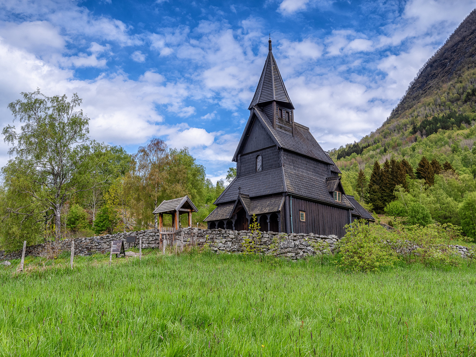 Старая церковь в горах, Норвегия