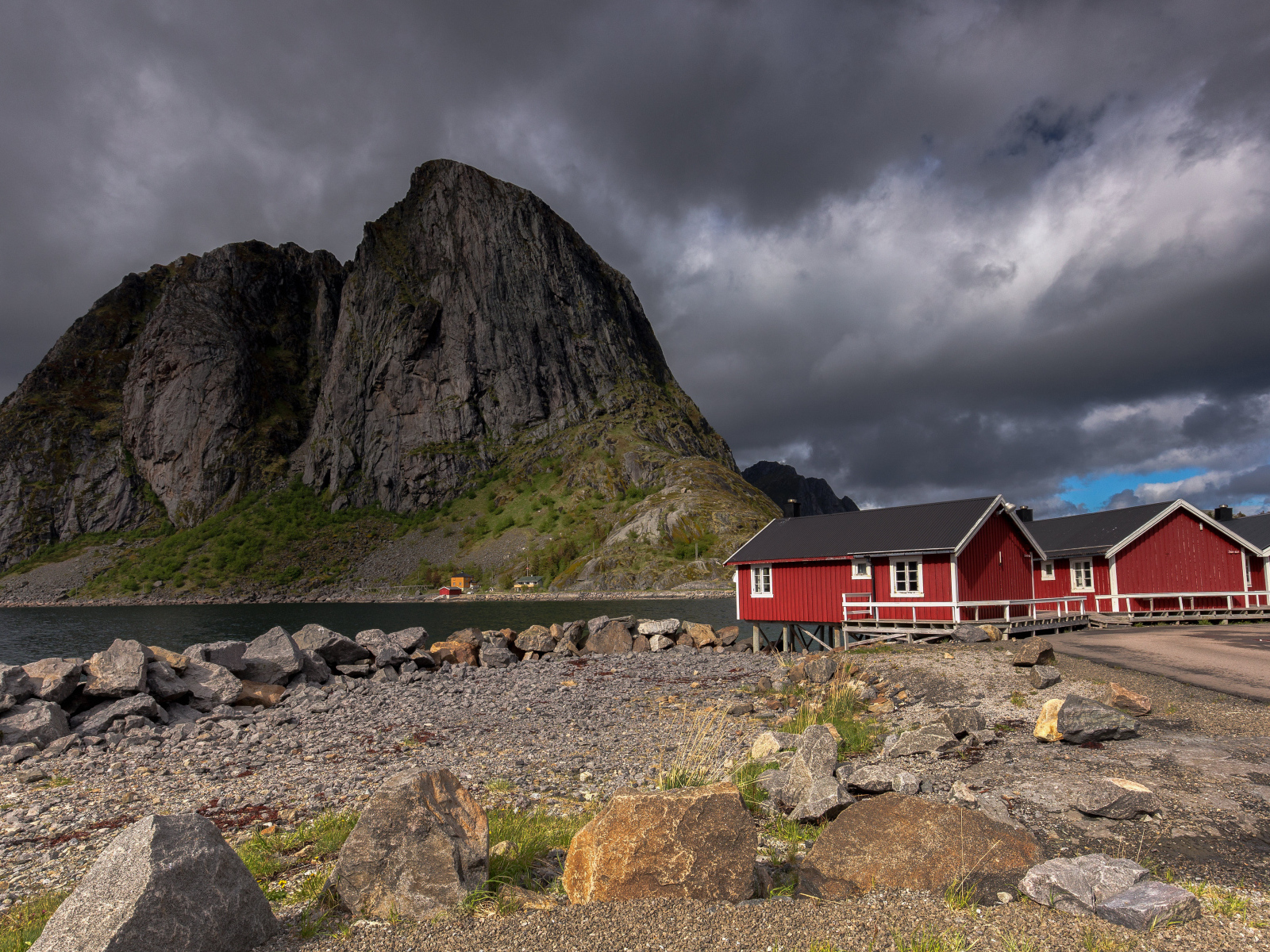 Грозовые тучи над горами в Норвегии
