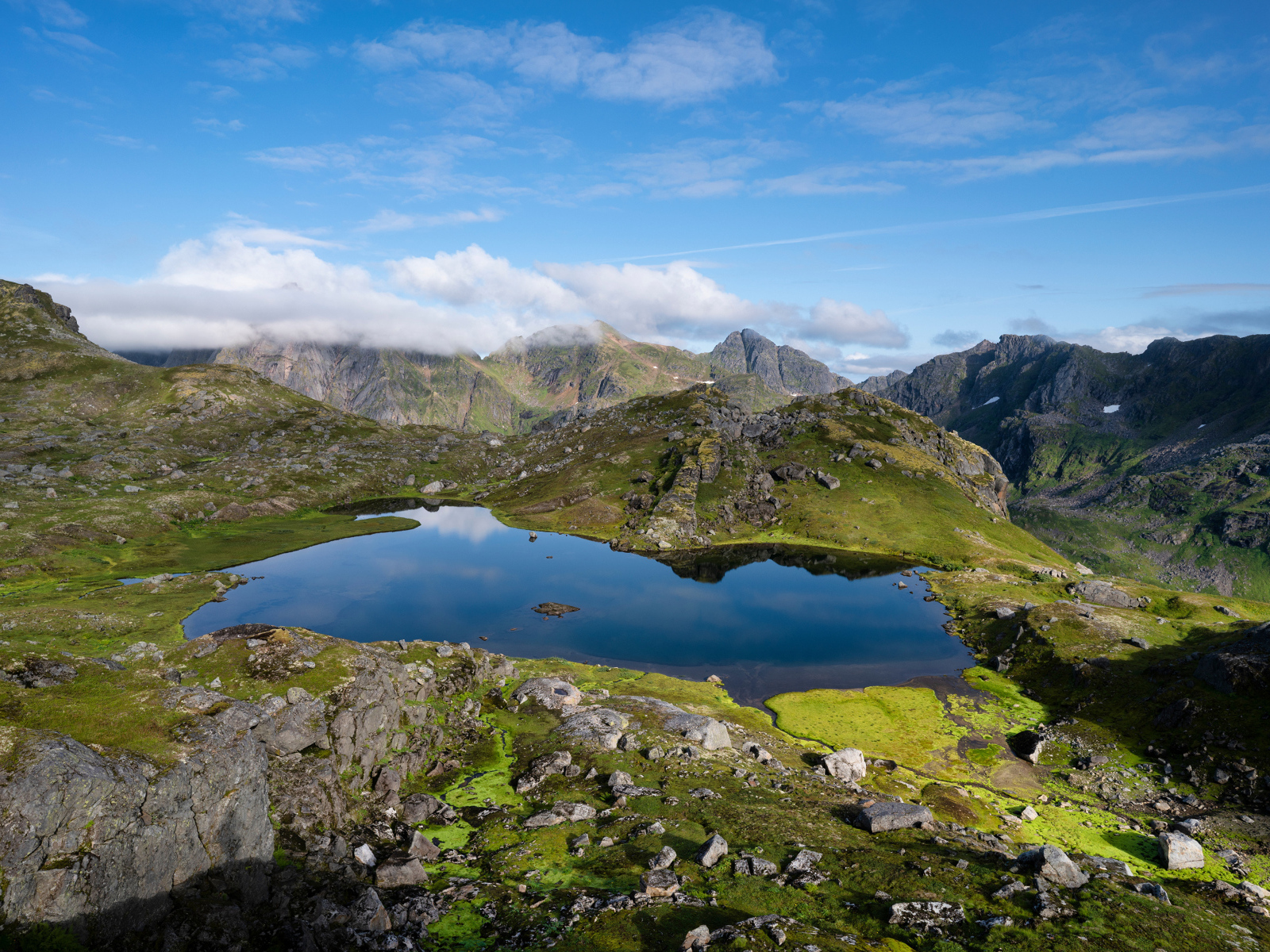 Вид на озеро и покрытые зеленью горы, Норвегия